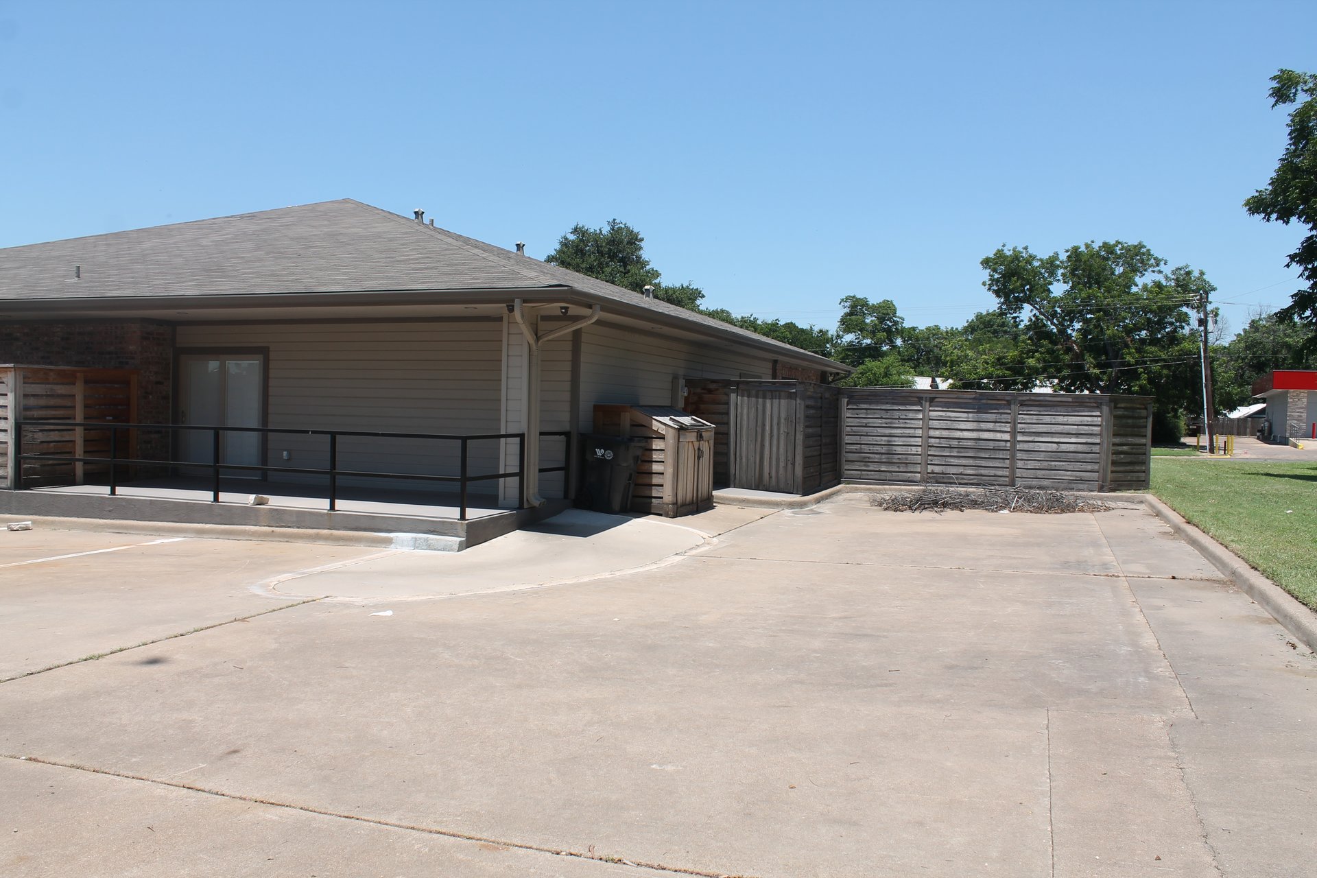 3400 Hillcrest Dr
