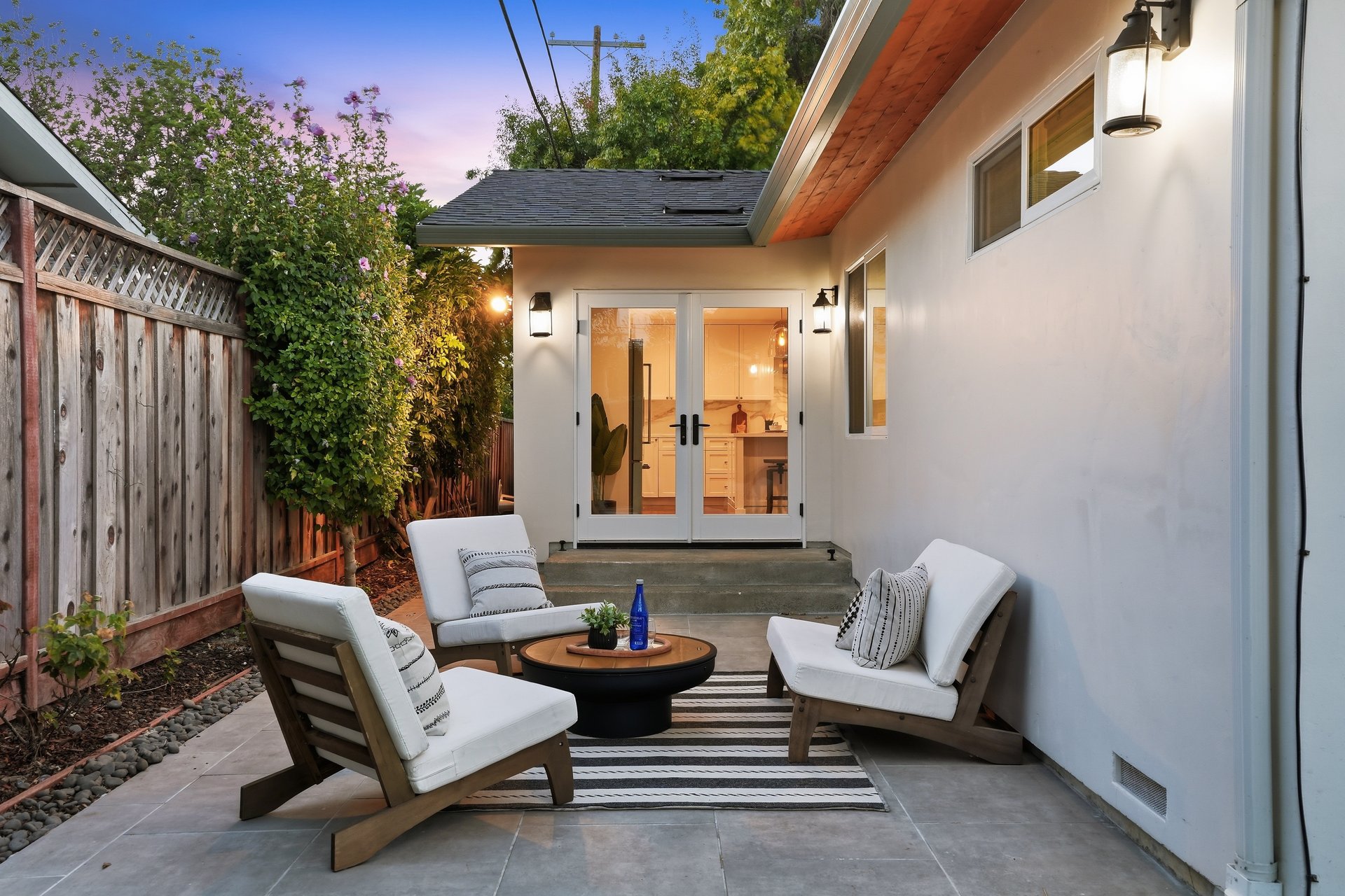 2133 Santa Cruz AVE