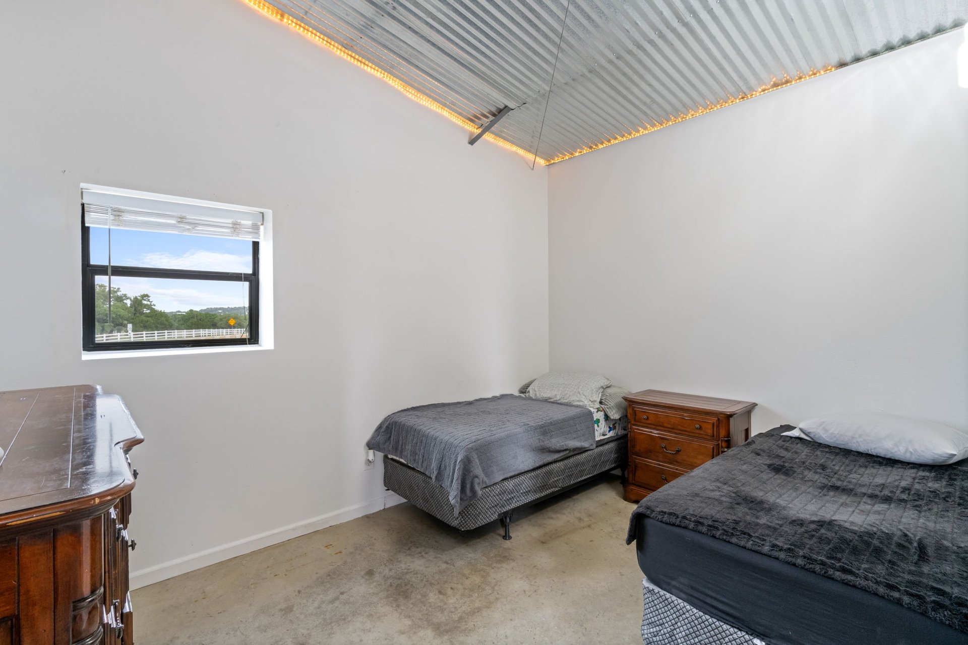 Unique Residential/Commercial Property - 180 Henly LOOP