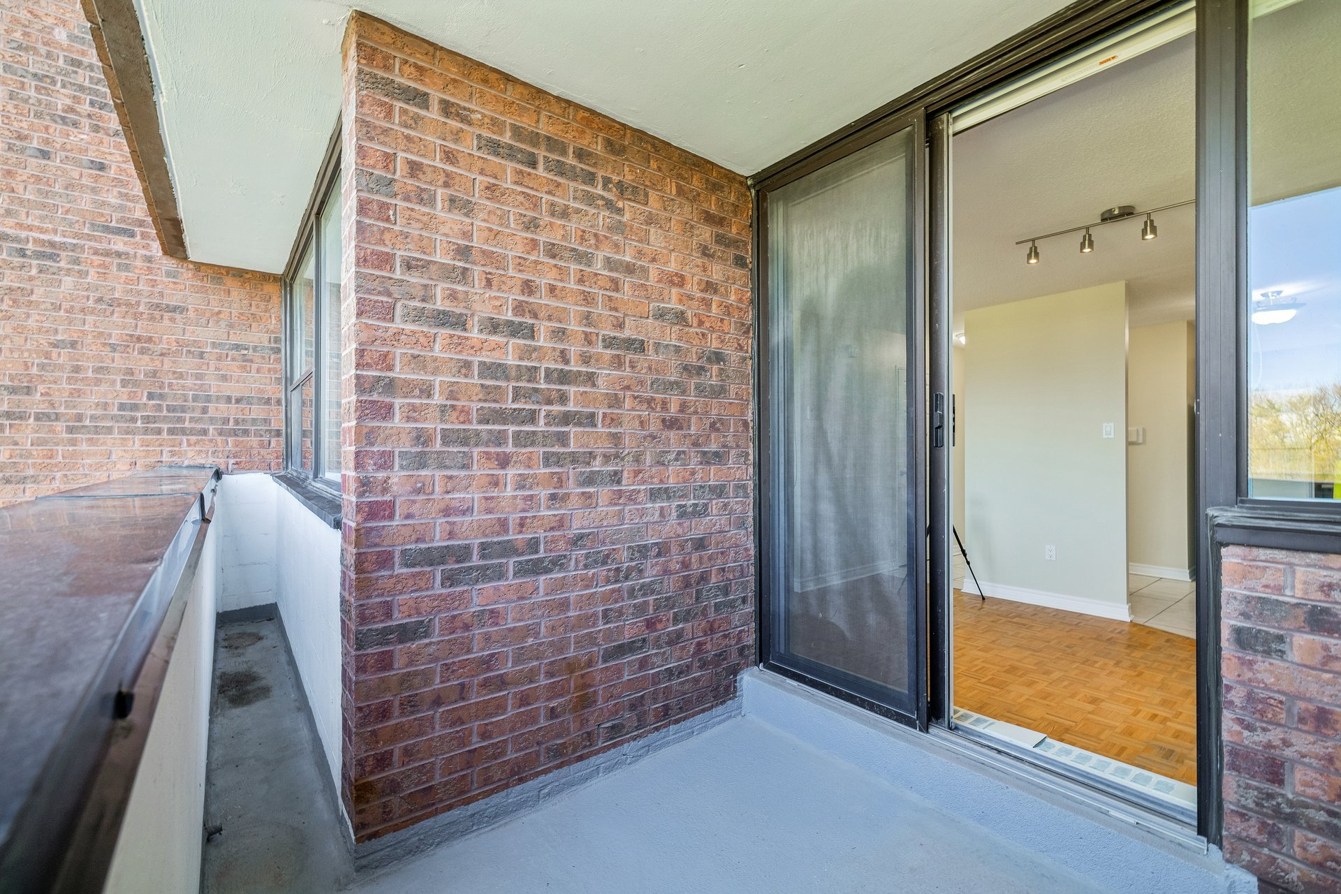 Bright and spacious studio apartment in great location