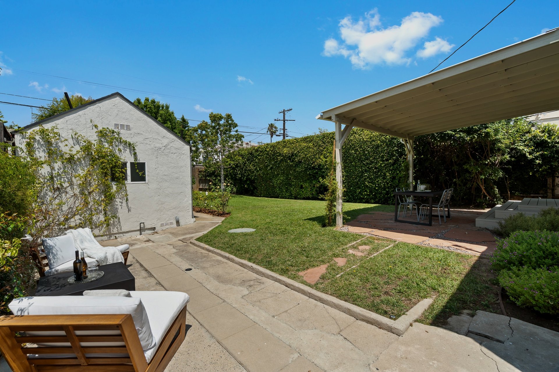 Re-imagined Quaint Country English with Guest House and Grand Rear Yard!