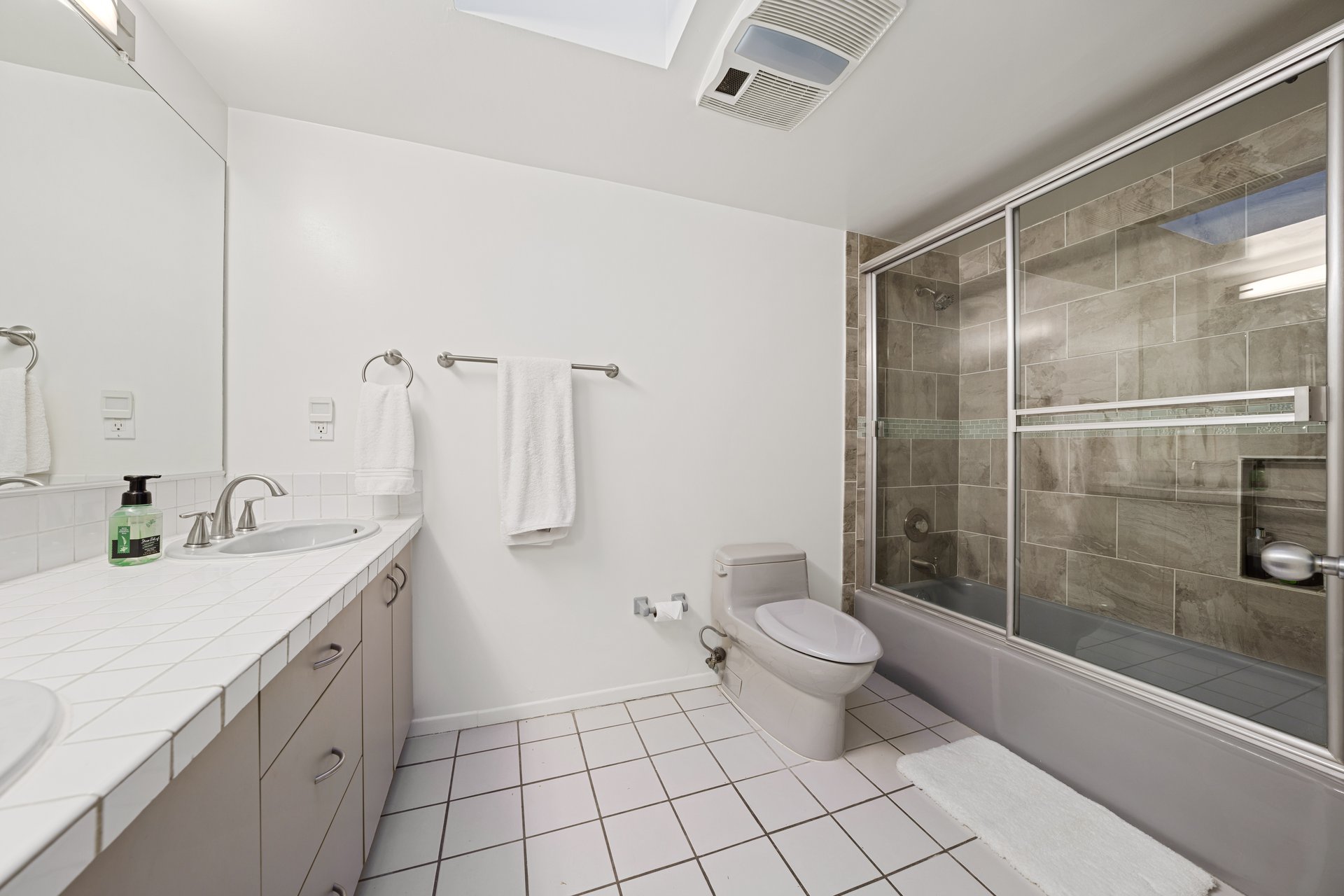 1010 California Ave #307, North of Wilshire