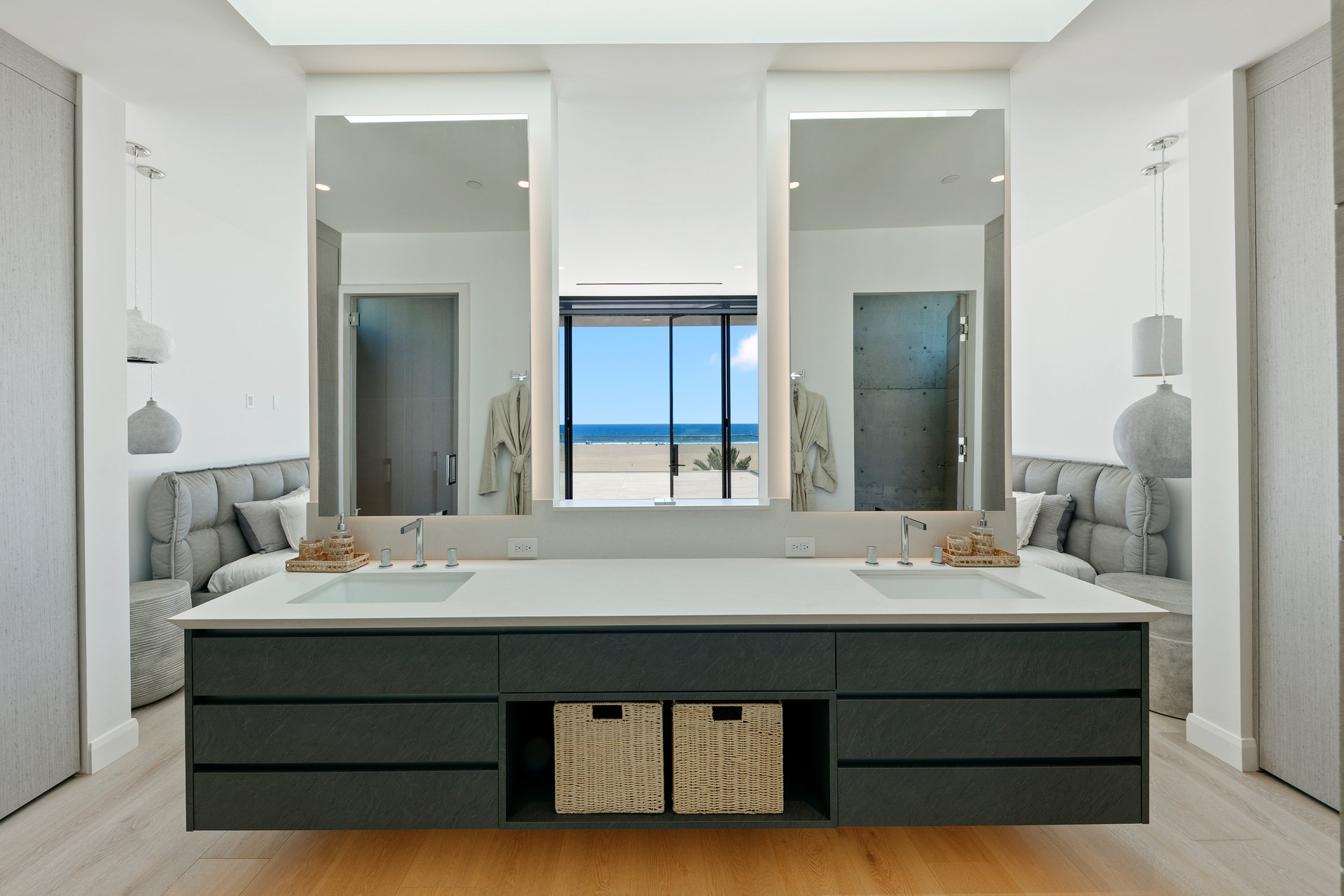 938 Palisades Beach Rd