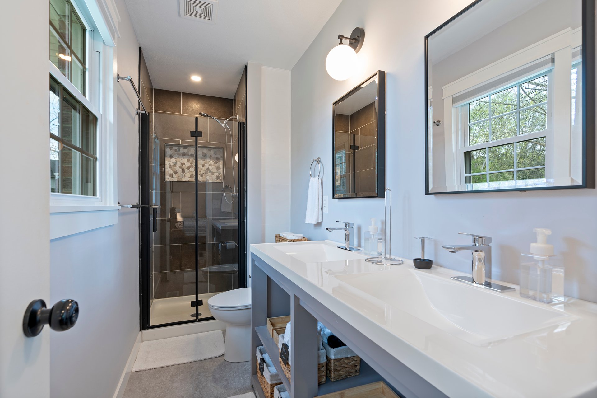 MODERN FURNISHED HOME - NEAR UAH!