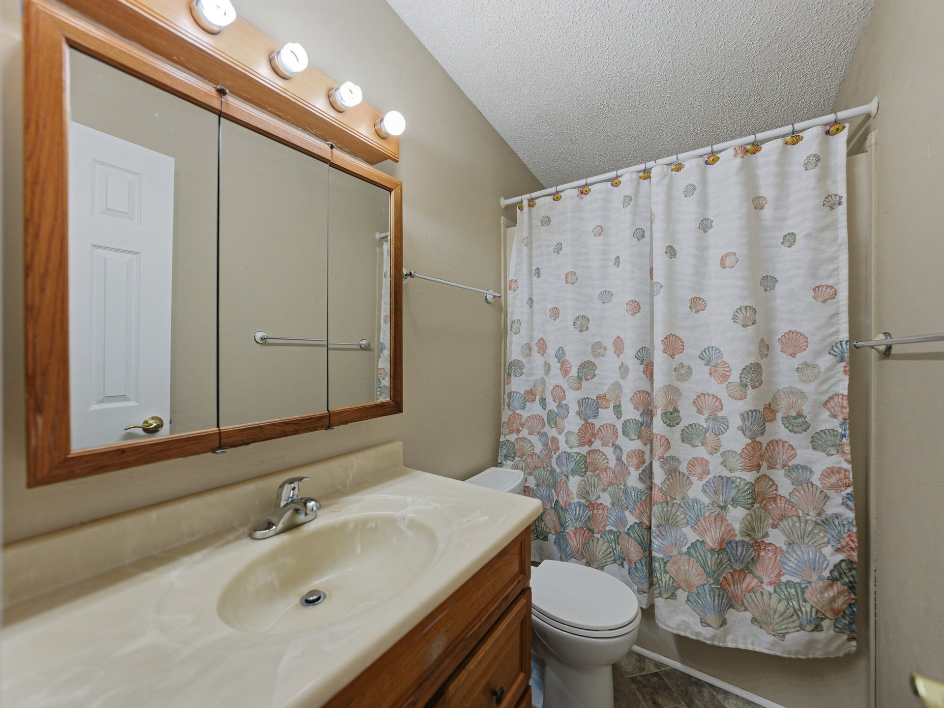 3822 DAMIAN DR