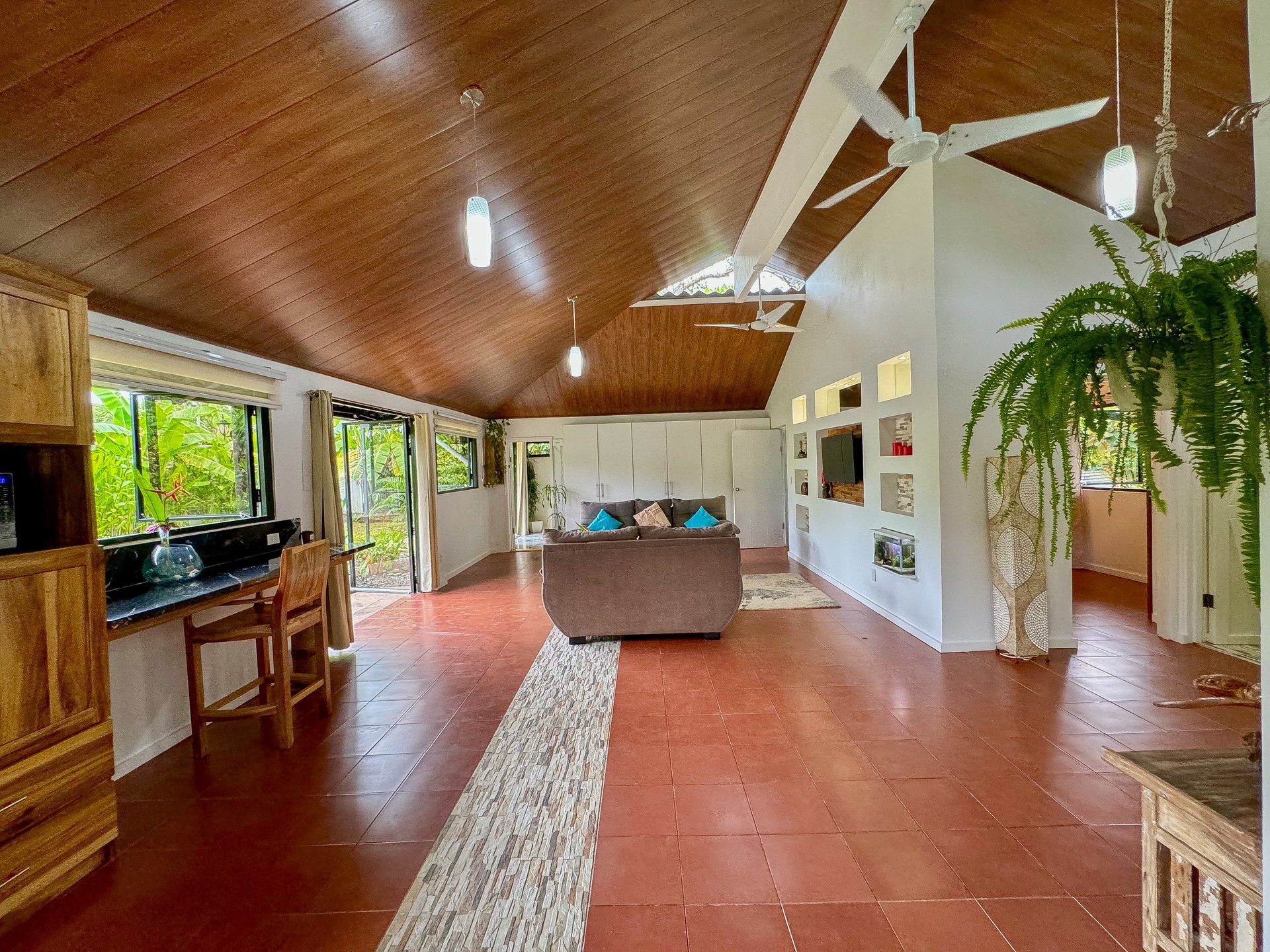 Contemporary 3-bed home surrounded by Uvita’s services and amenities but just a short stroll to tropical beaches
