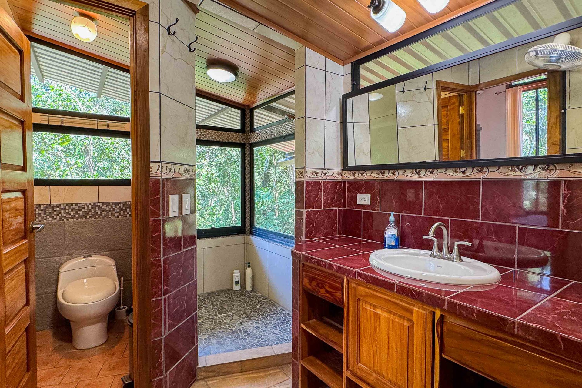 Tropical 3-bedroom home in gated community Manuel Antonio, Perfect rental!