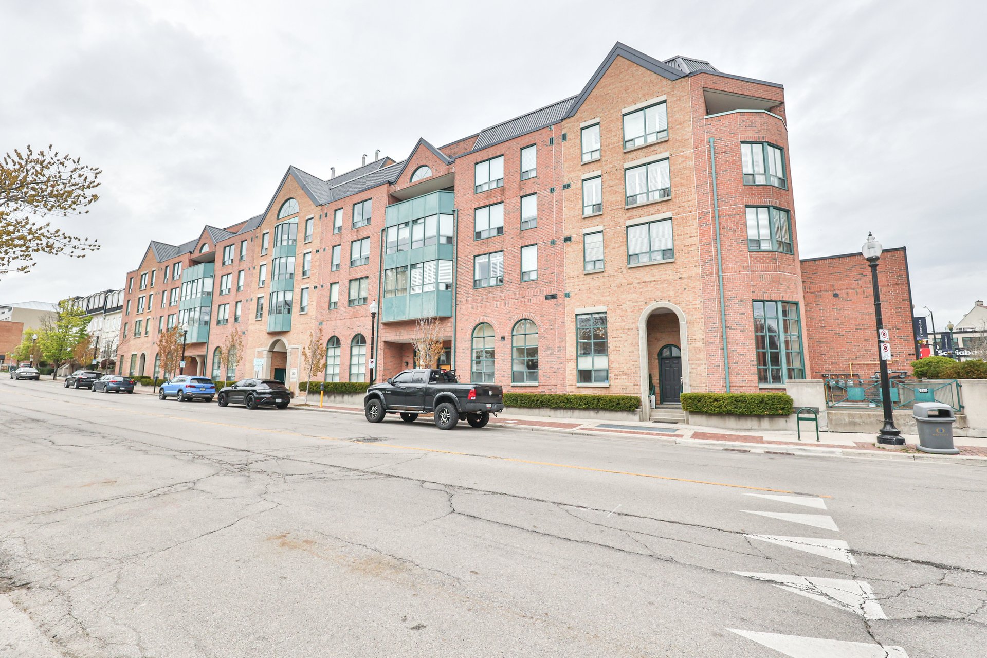 404-185 Robinson Street, Oakville
