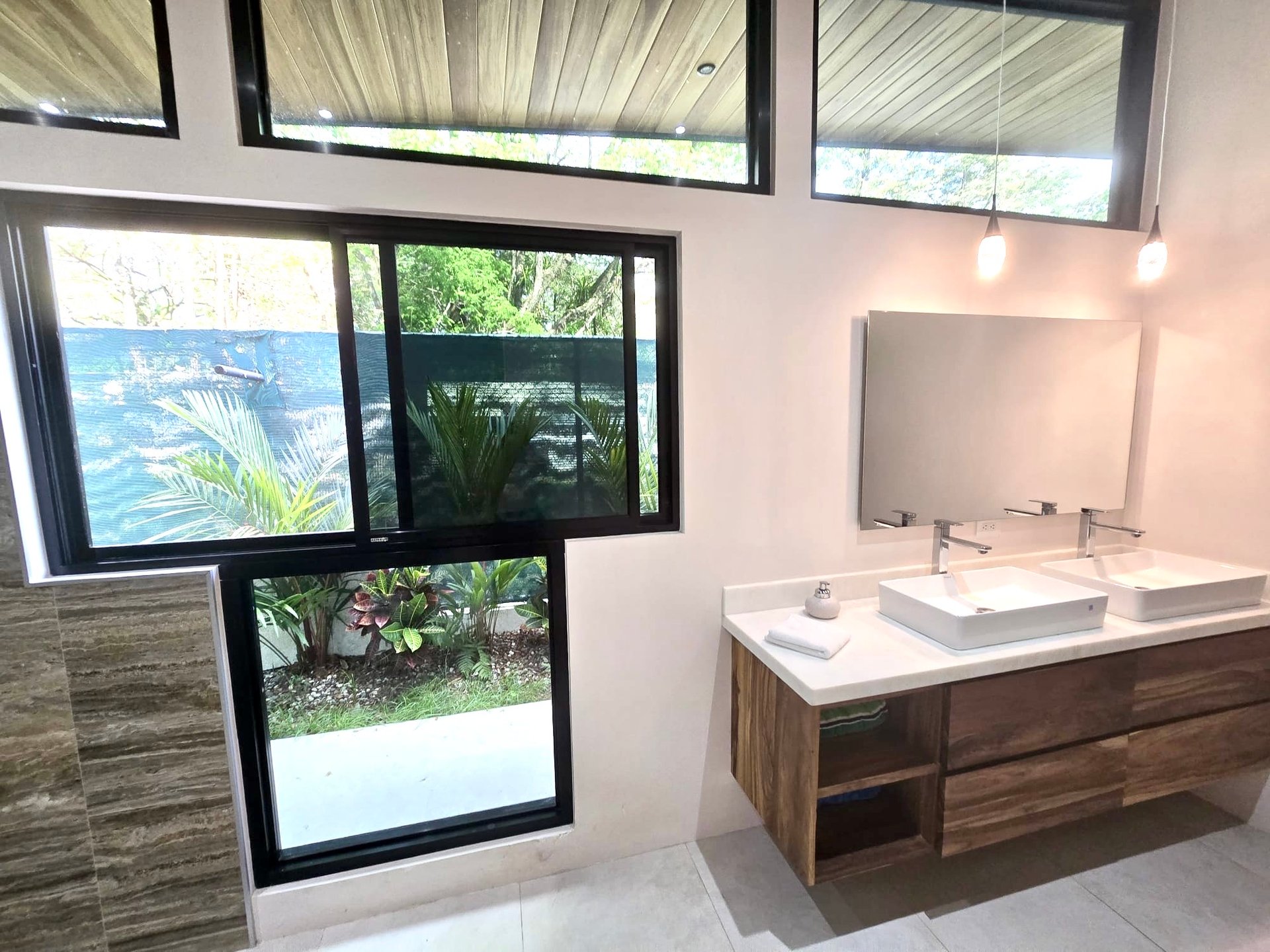 Tropical Modern Villa in Uvita – 3BR Retreat with Large Pool Near the Beach