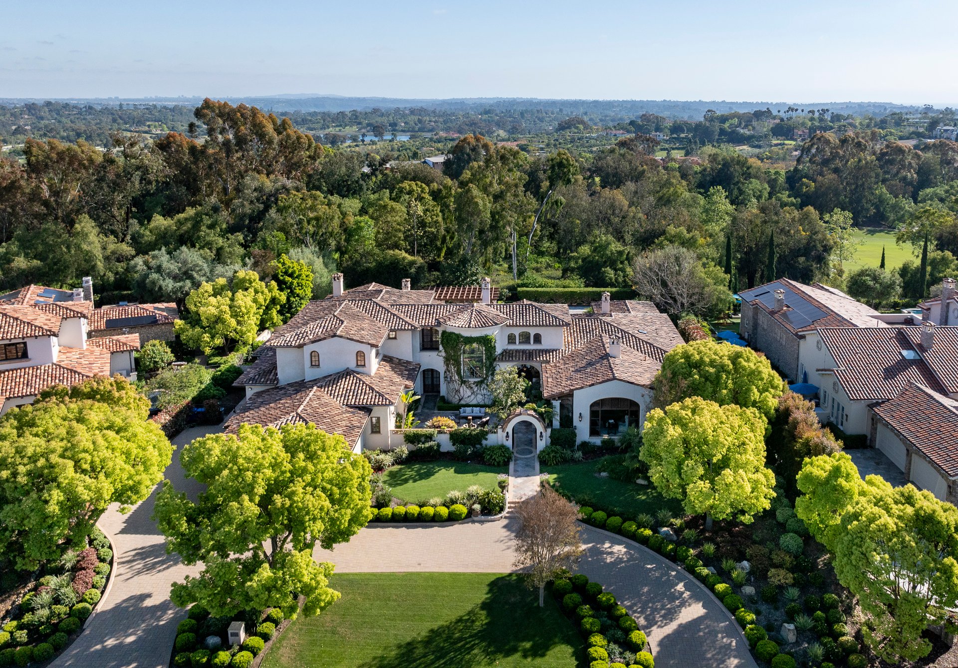 Luxury Living Redefined: Executive Rental in The Bridges