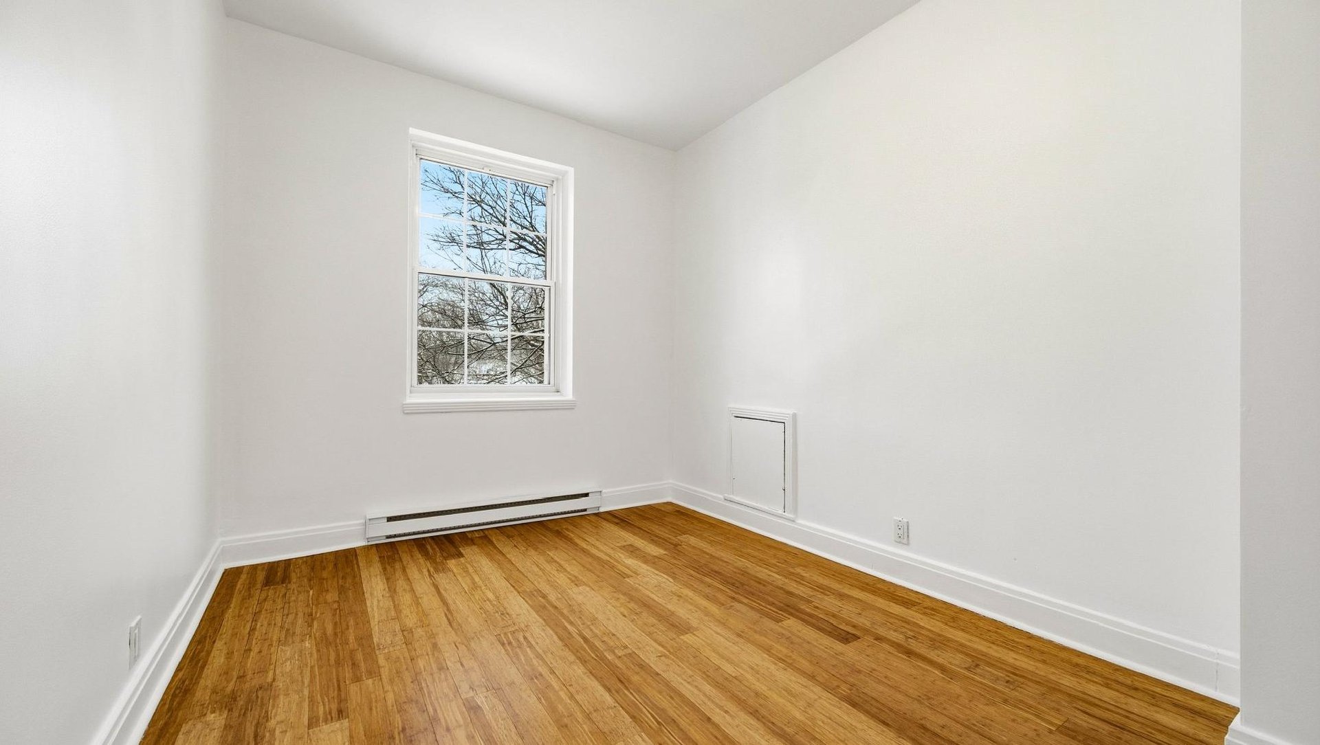 At the edge of Westmount | Corner unit with a view of Mount Royal