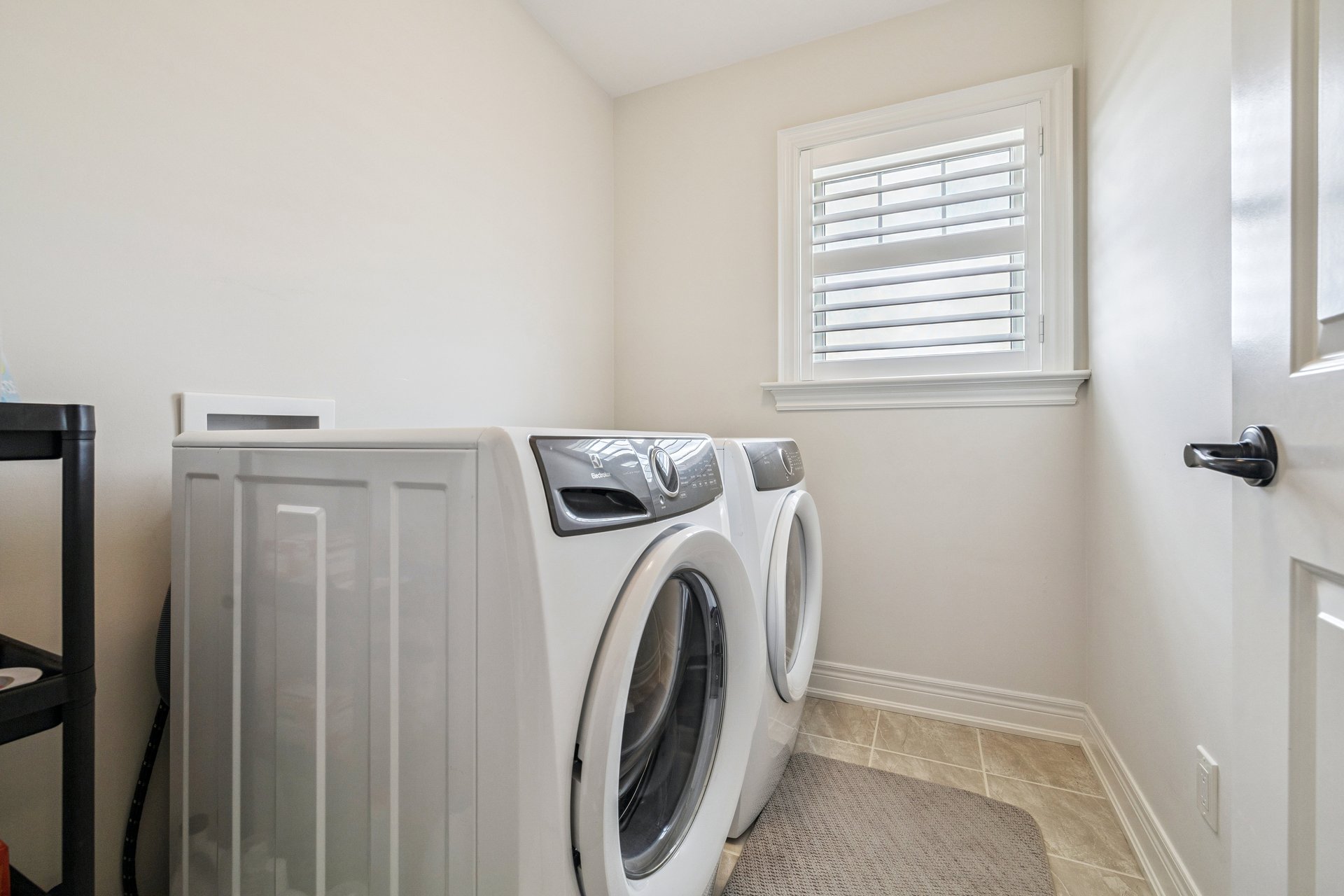 Beautifully updated END-UNIT townhome