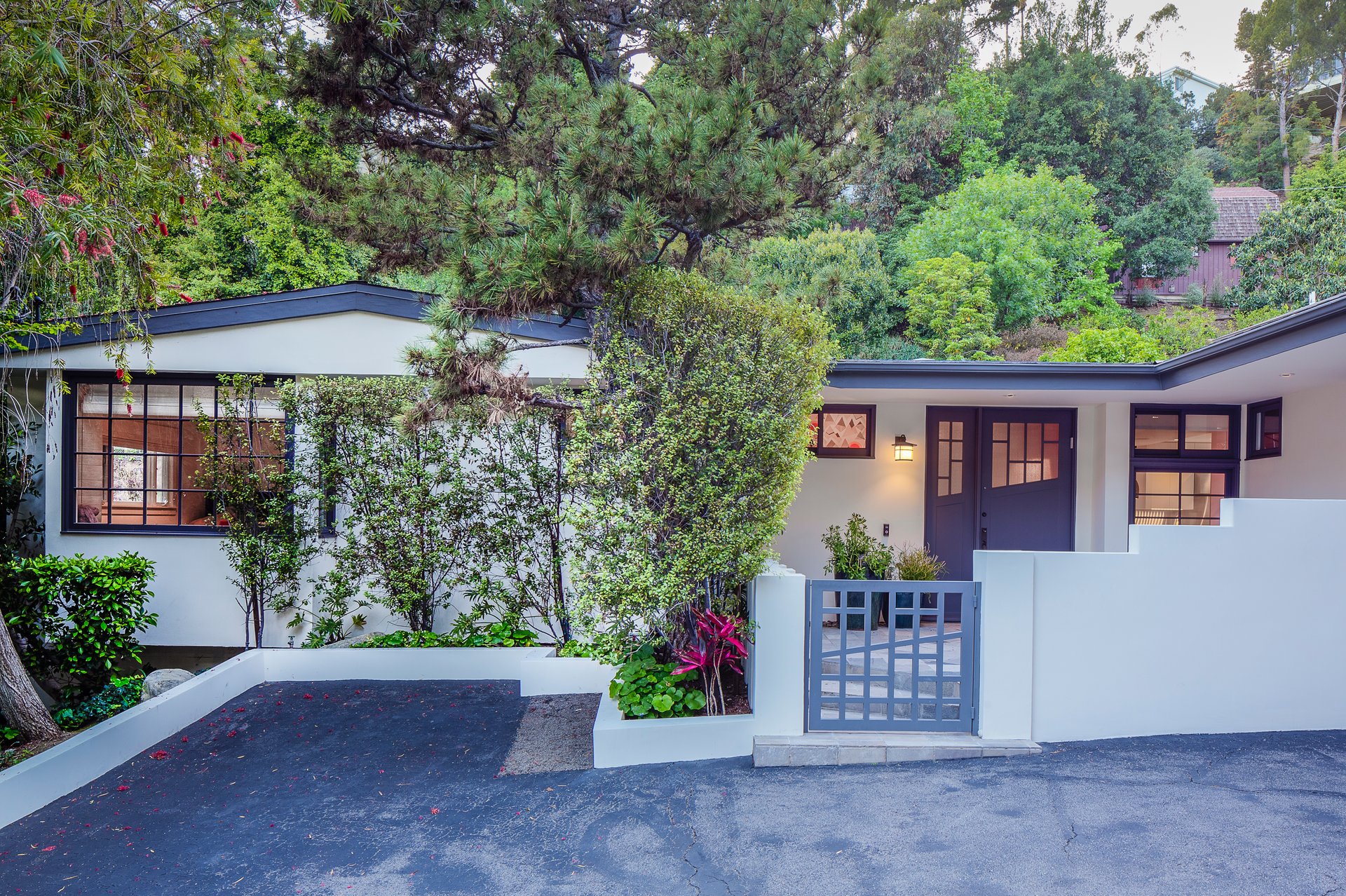 1563 N Doheny Dr