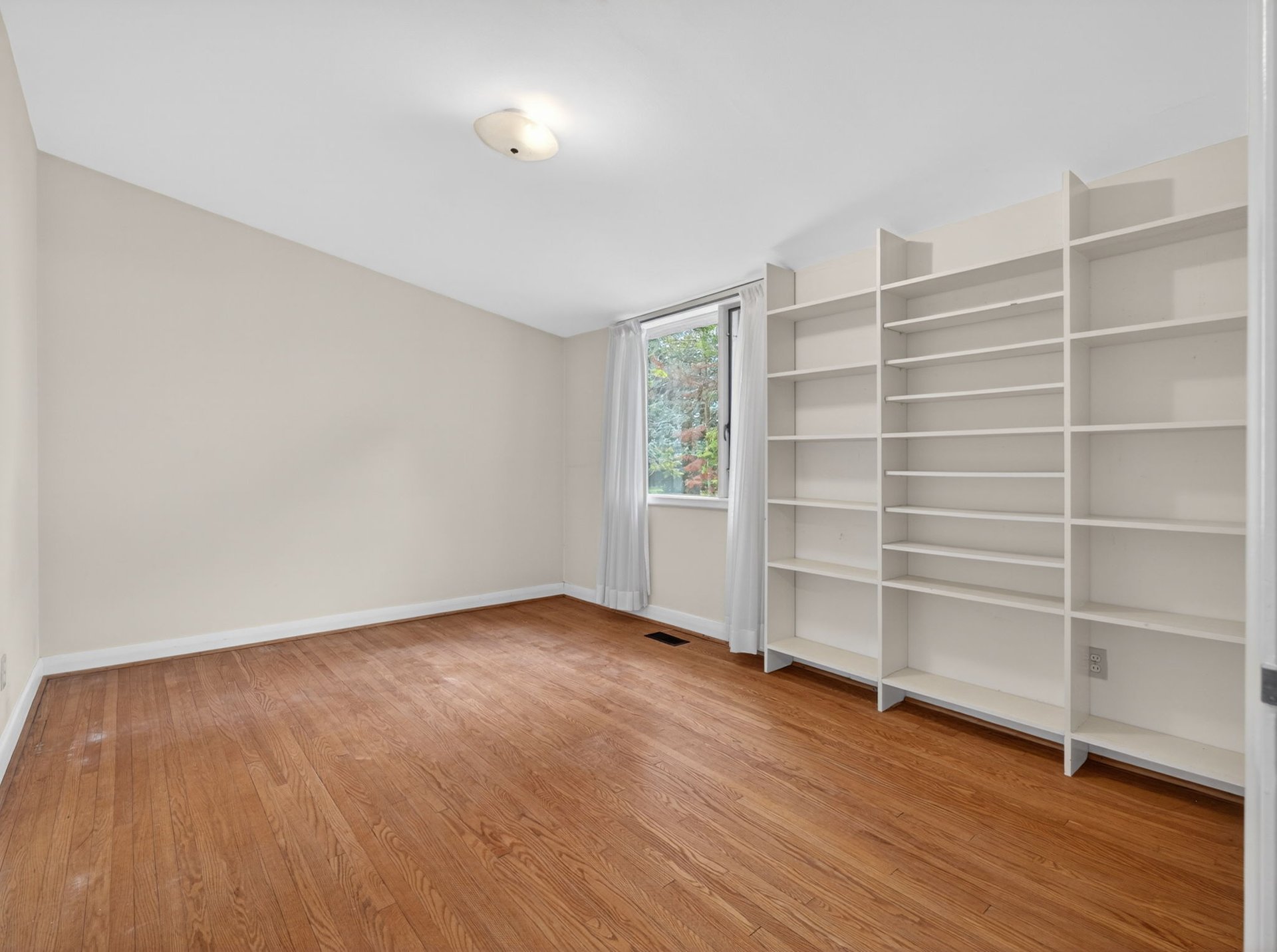SOLD: Quiet Cul-De-Sac Residence