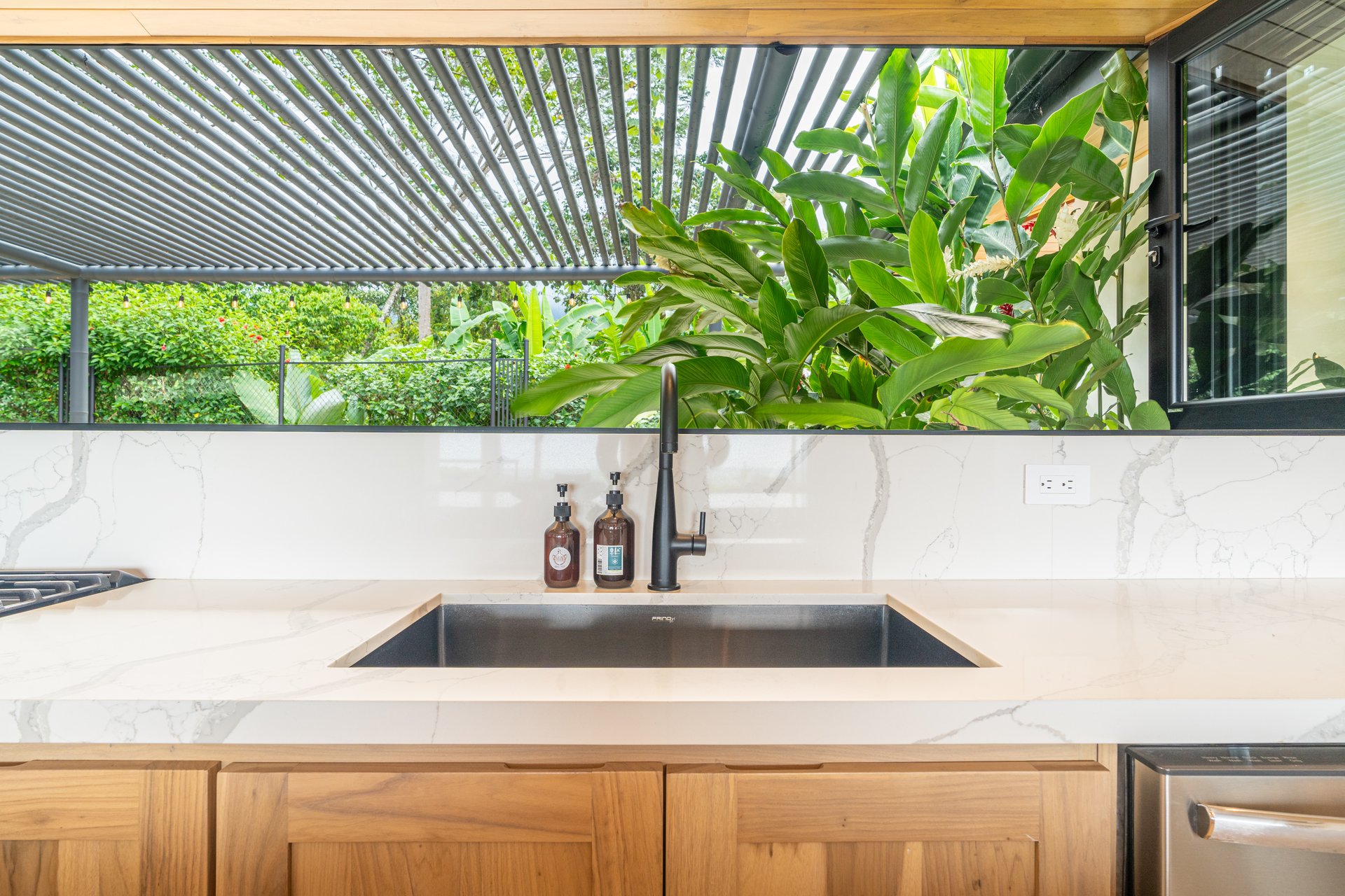 Casa Amarilla – Oceanview Luxury Meets Sustainable Living in Tres Rios