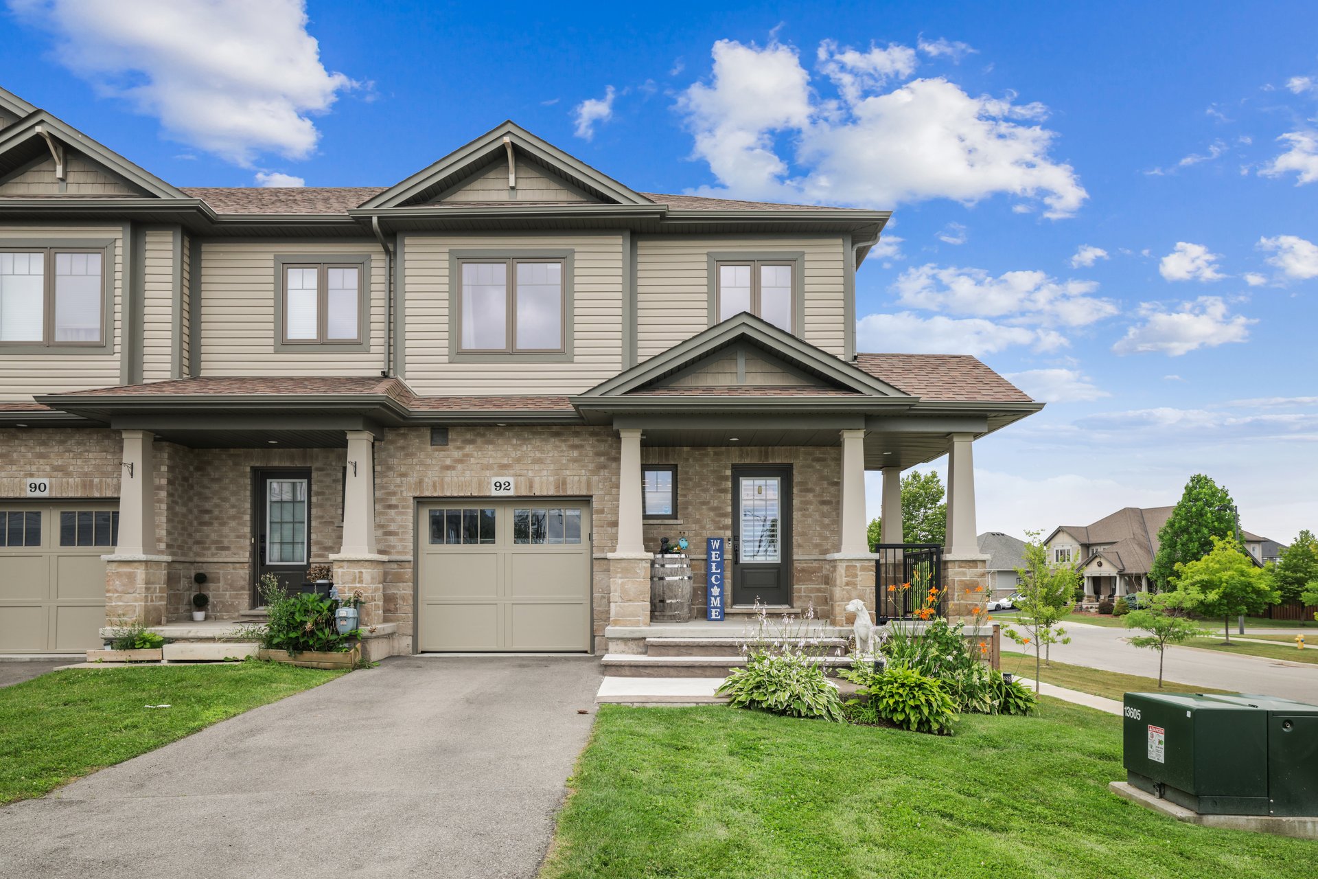 Beautifully updated END-UNIT townhome