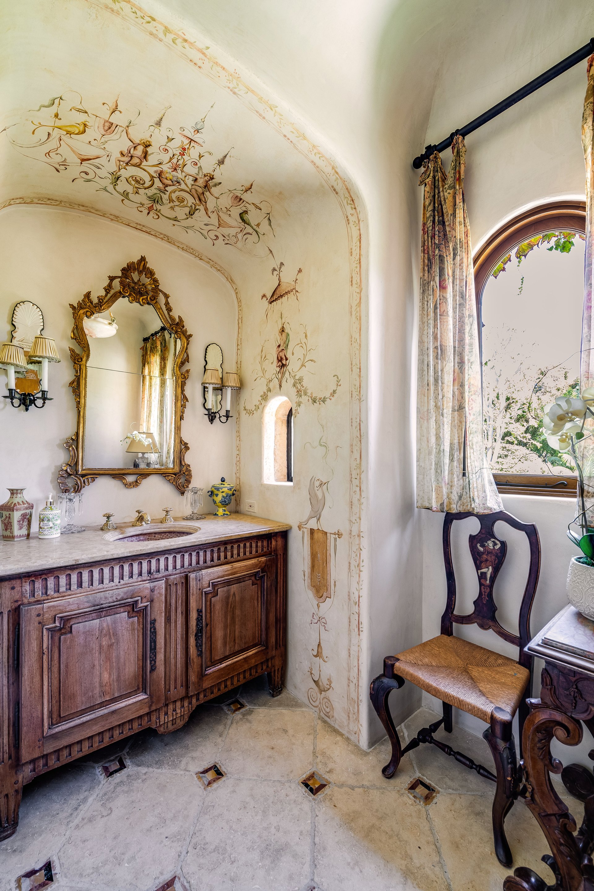 1550 Amalfi DR