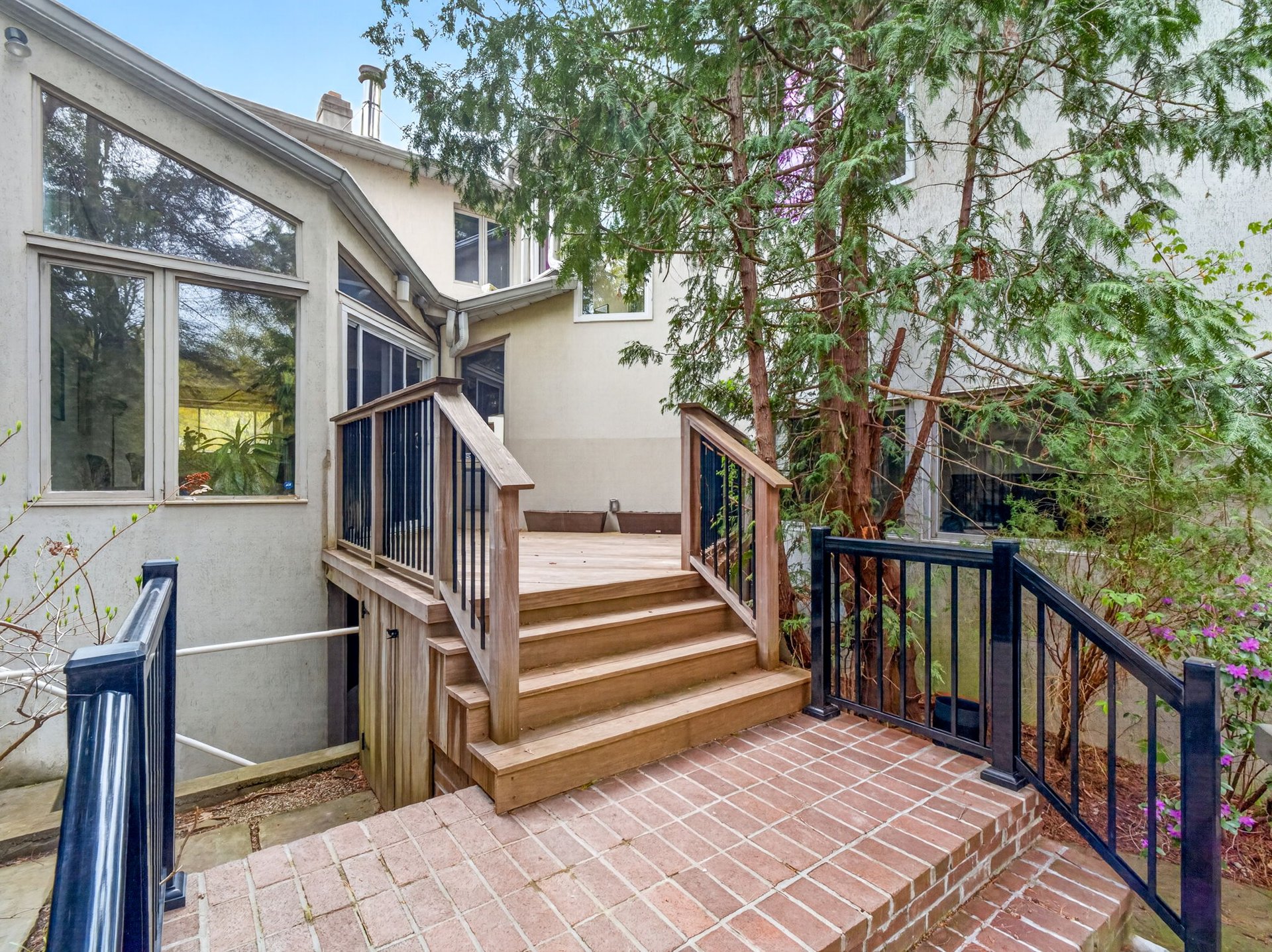SOLD: Luxurious Country Living In The City