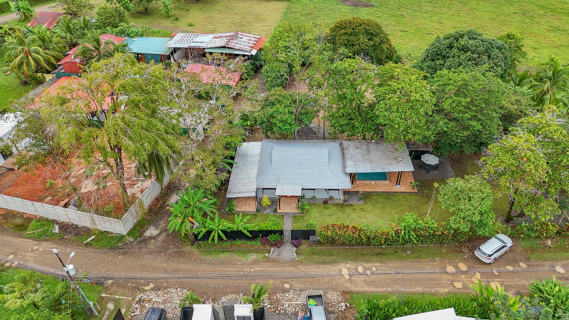 Contemporary 3-bed home surrounded by Uvita’s services and amenities but just a short stroll to tropical beaches