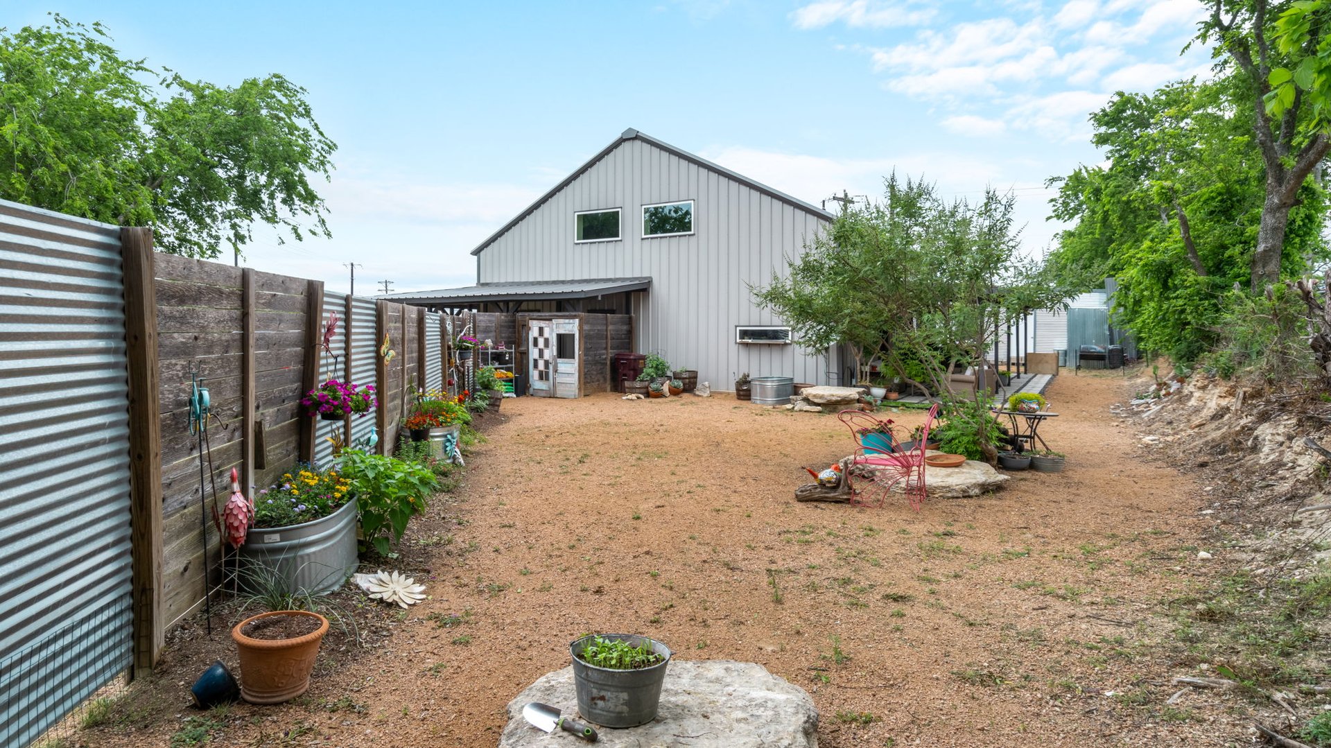 Unique Residential/Commercial Property - 180 Henly LOOP