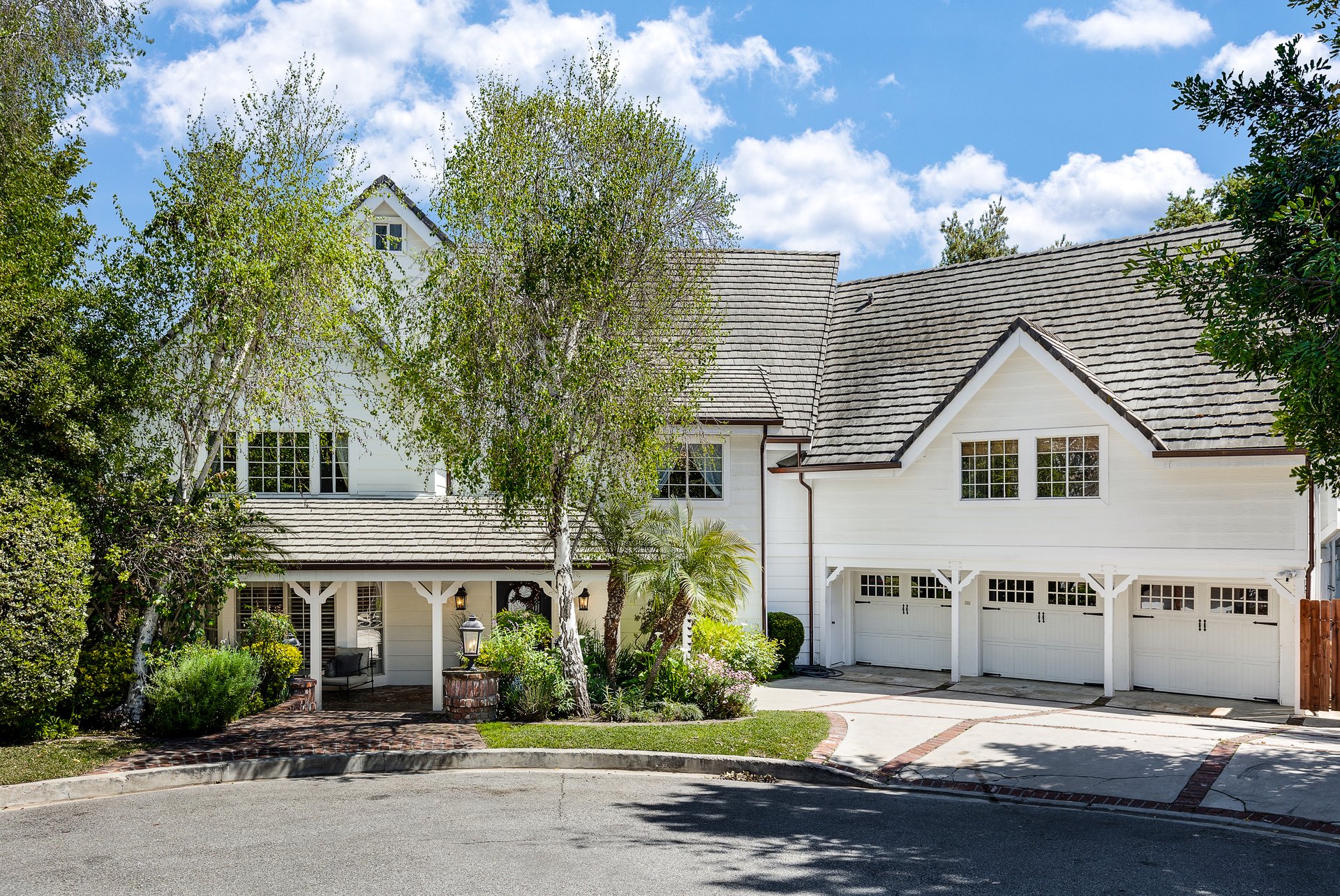 4882 Commonwealth