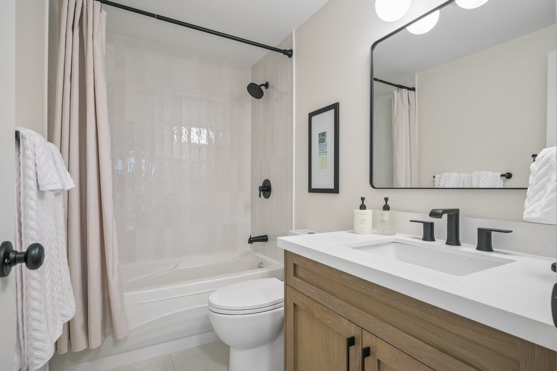 Lakeside living in the heart of Bronte!