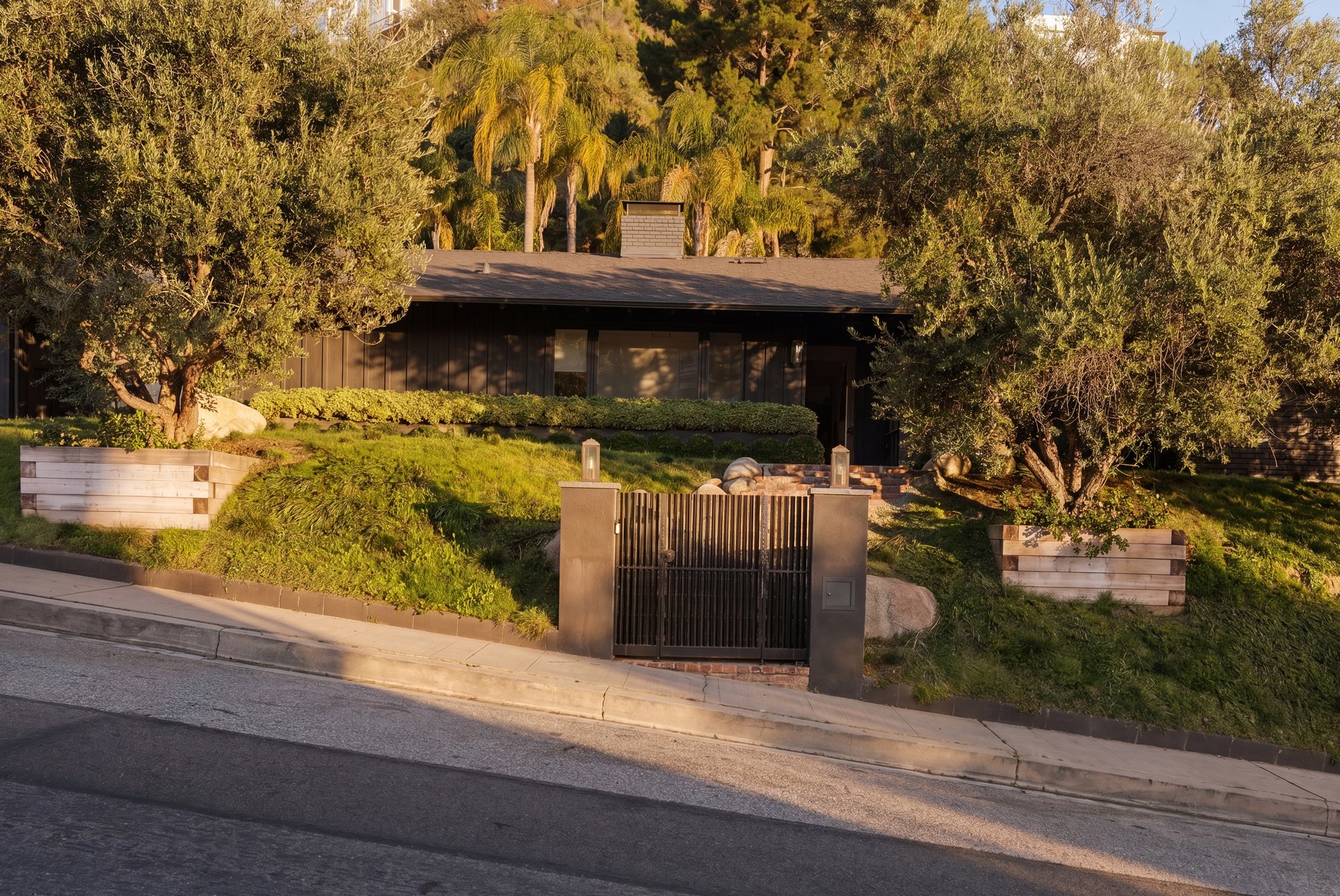 1744 N Doheny Dr