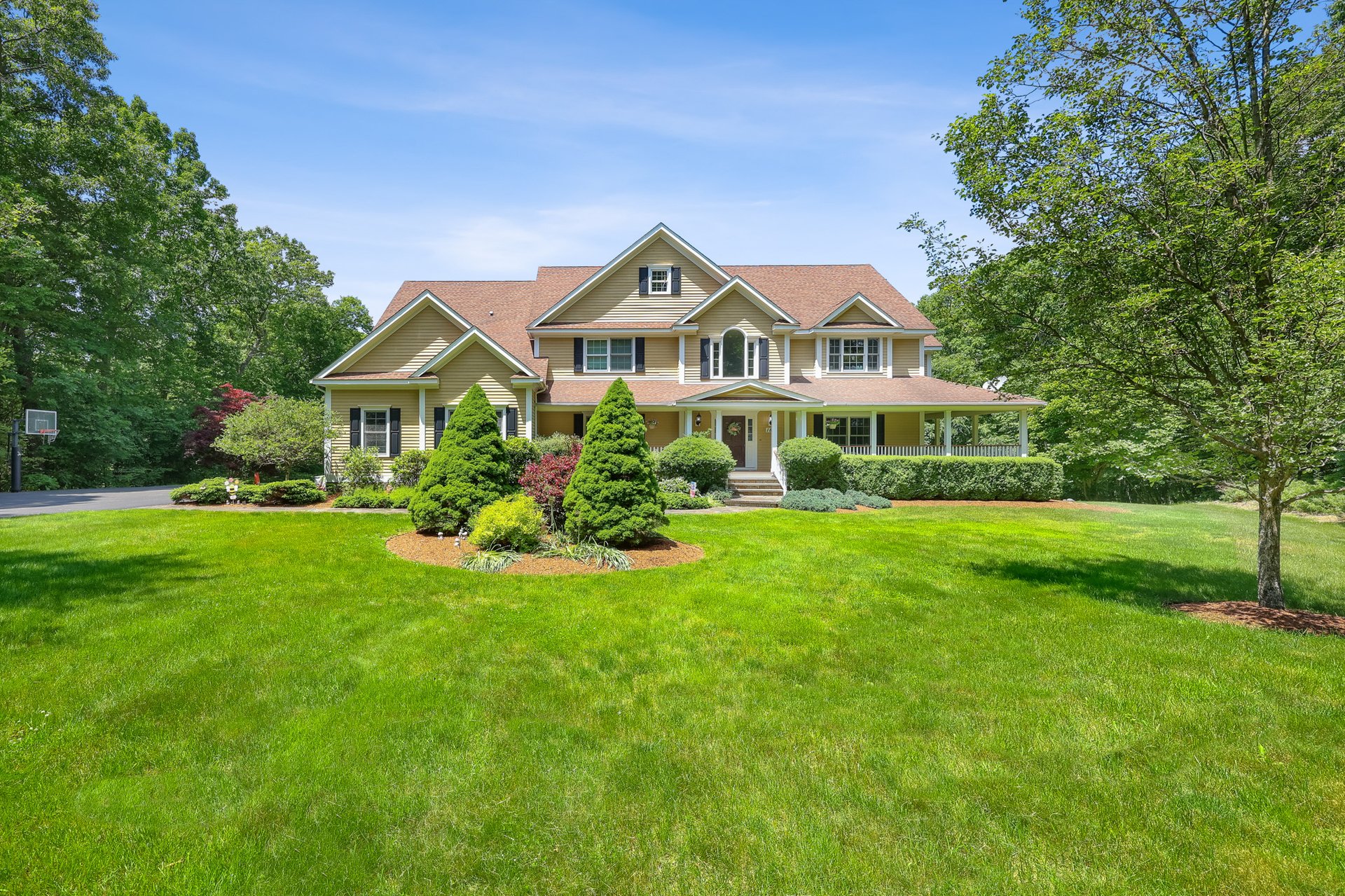 luxury house in ct in the spring