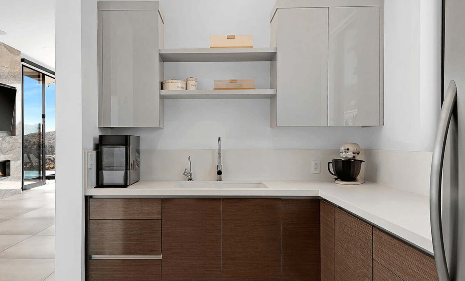 Lakeview Aura, Mirror Lake Drive, 90068