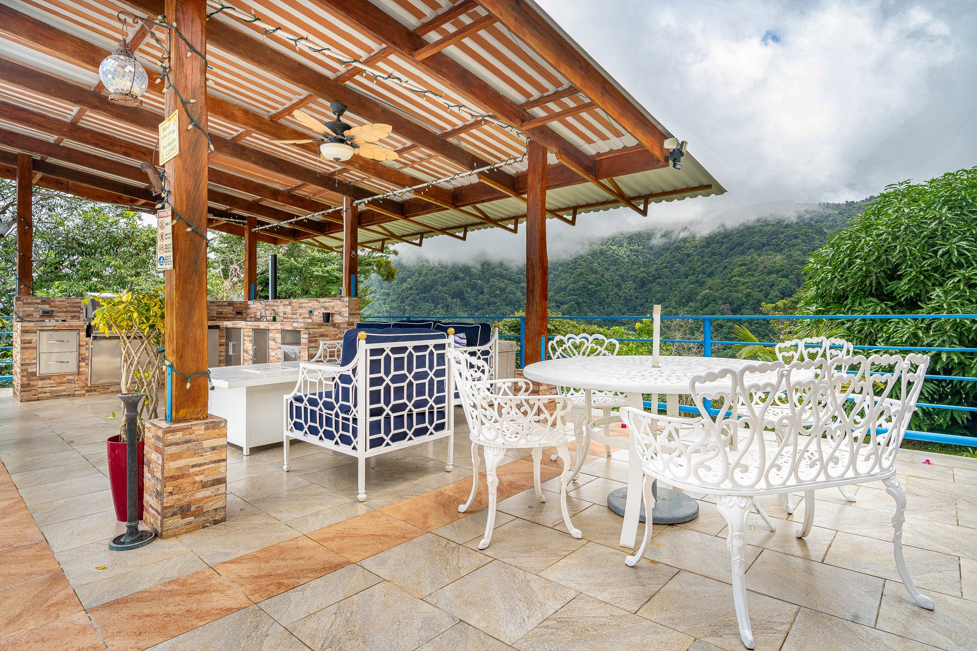 Luxury 4-Bed Villa with Ocean Views & Infinity Pool in Ojochal