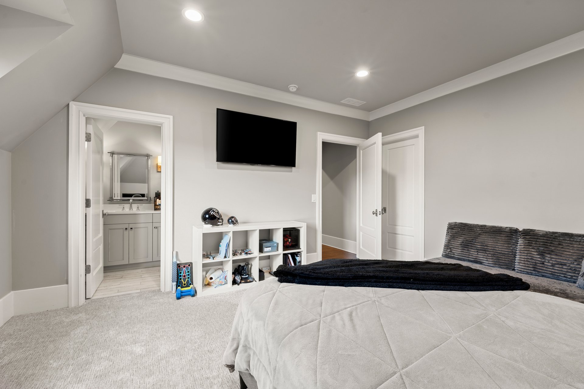  10160 Cedar Ridge Drive