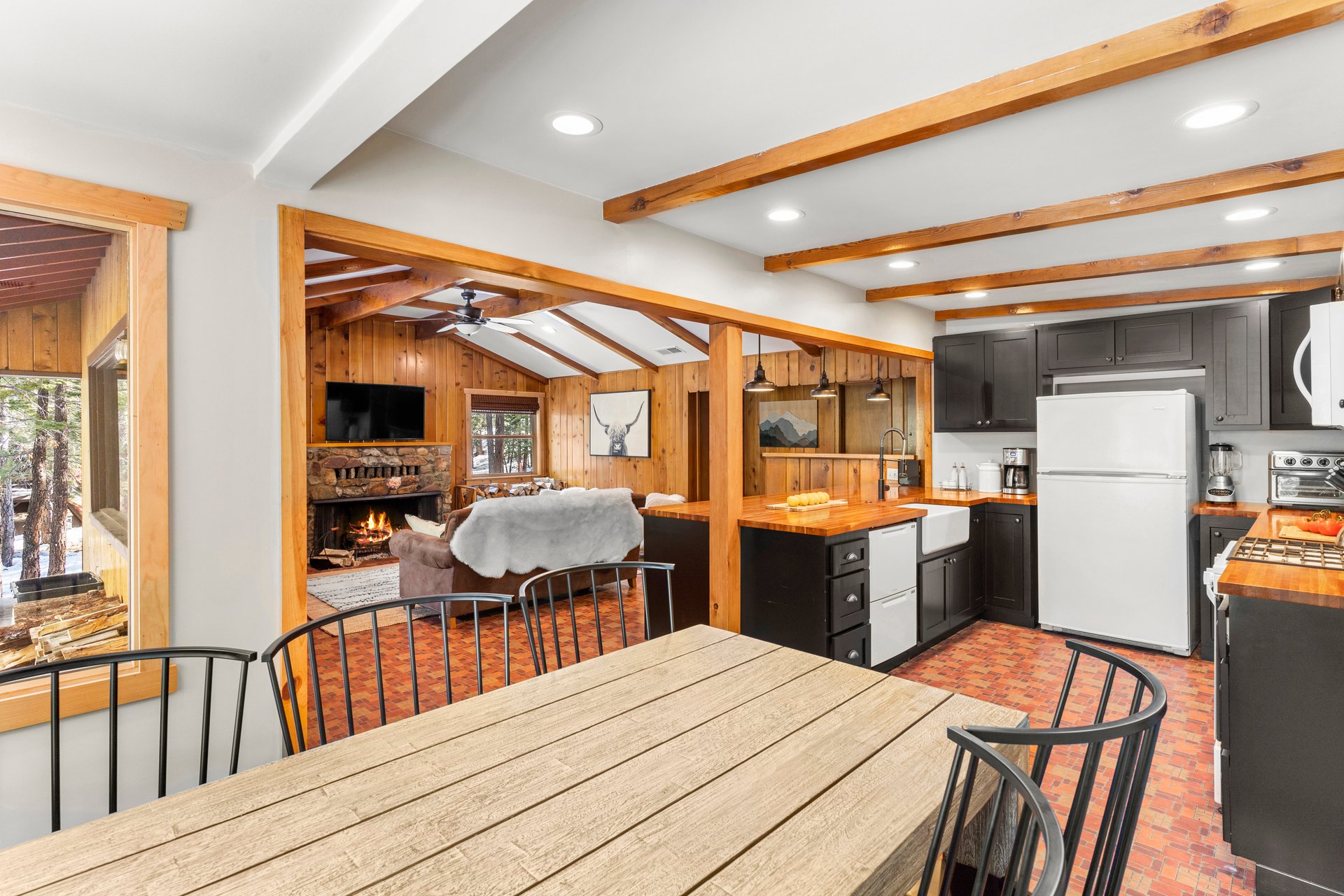 Private Cabin with hot tub, walk to village