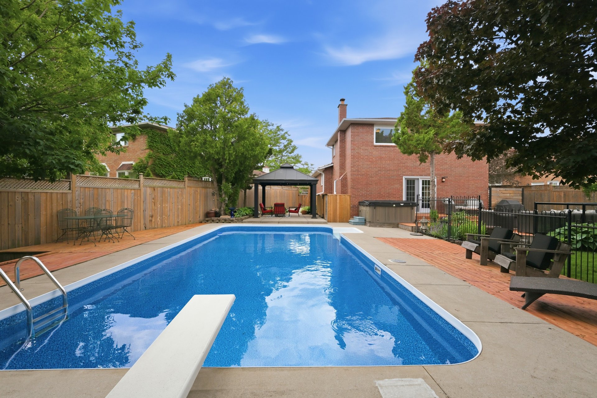 Spacious River Oaks Backsplit
