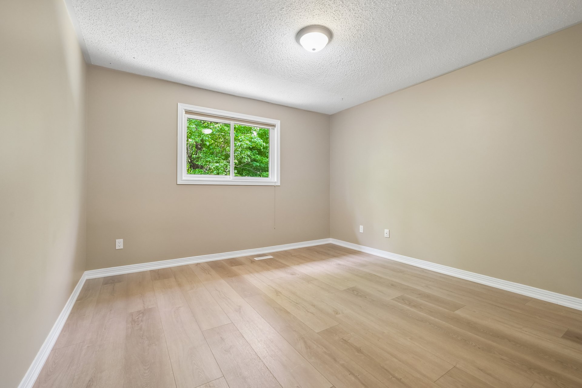 Unbeatable location in Glen Abbey!