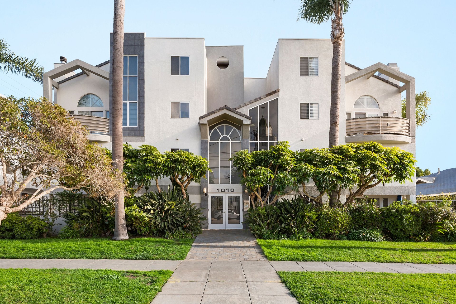 1010 California Ave #307, North of Wilshire