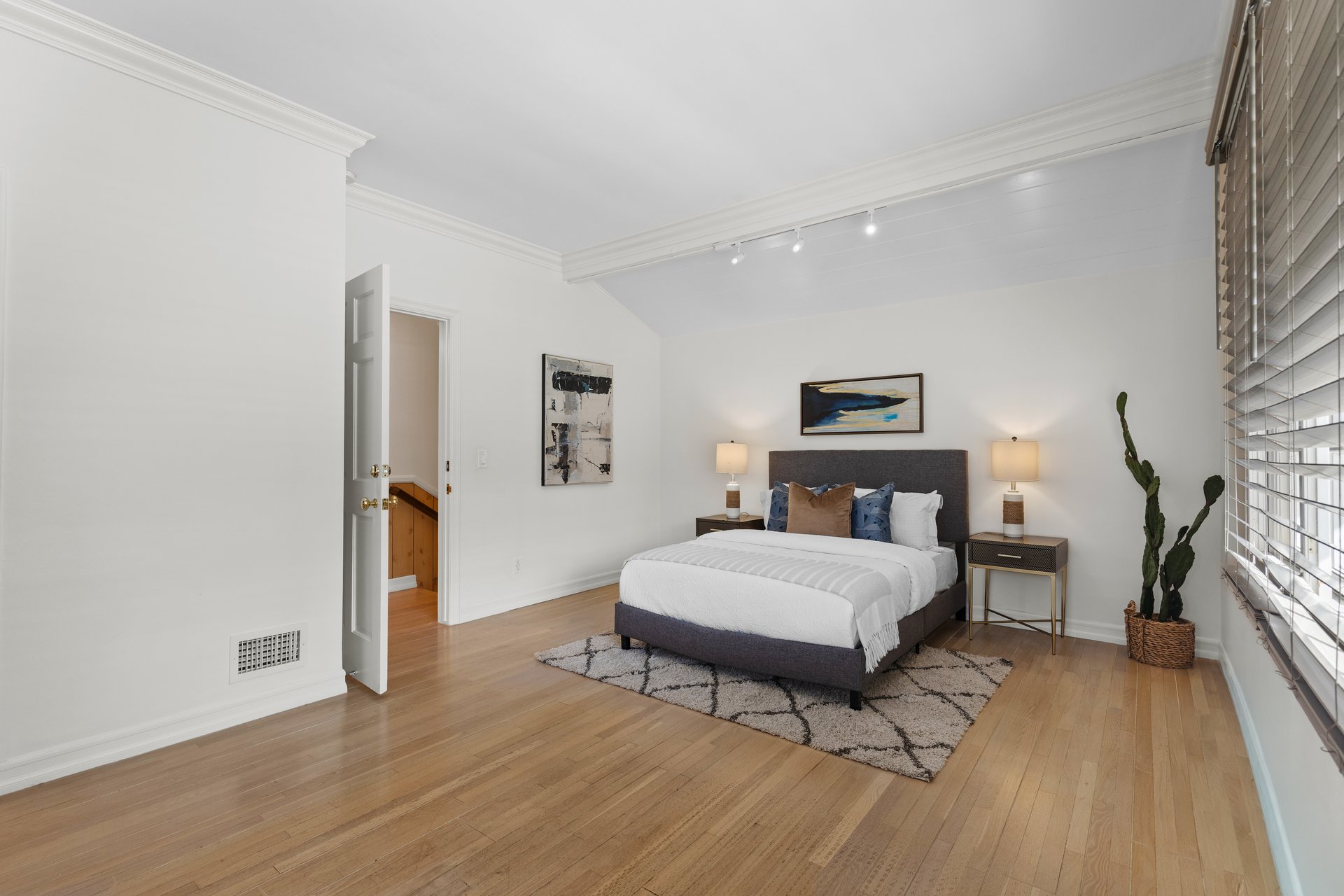 15435 Sutton St, Sherman Oaks