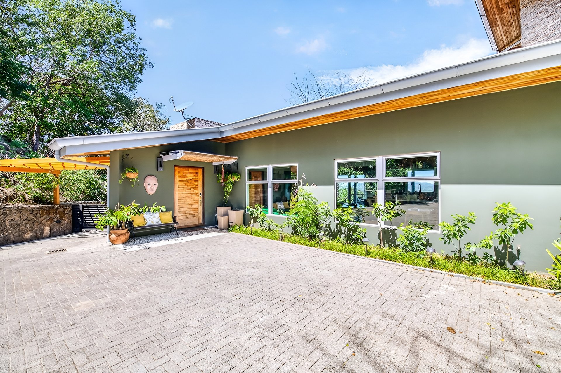 Casa Pochote | Artisan Luxury Villa in Tamarindo | Pool, Jacuzzi & Langosta Beach Club Membership Included