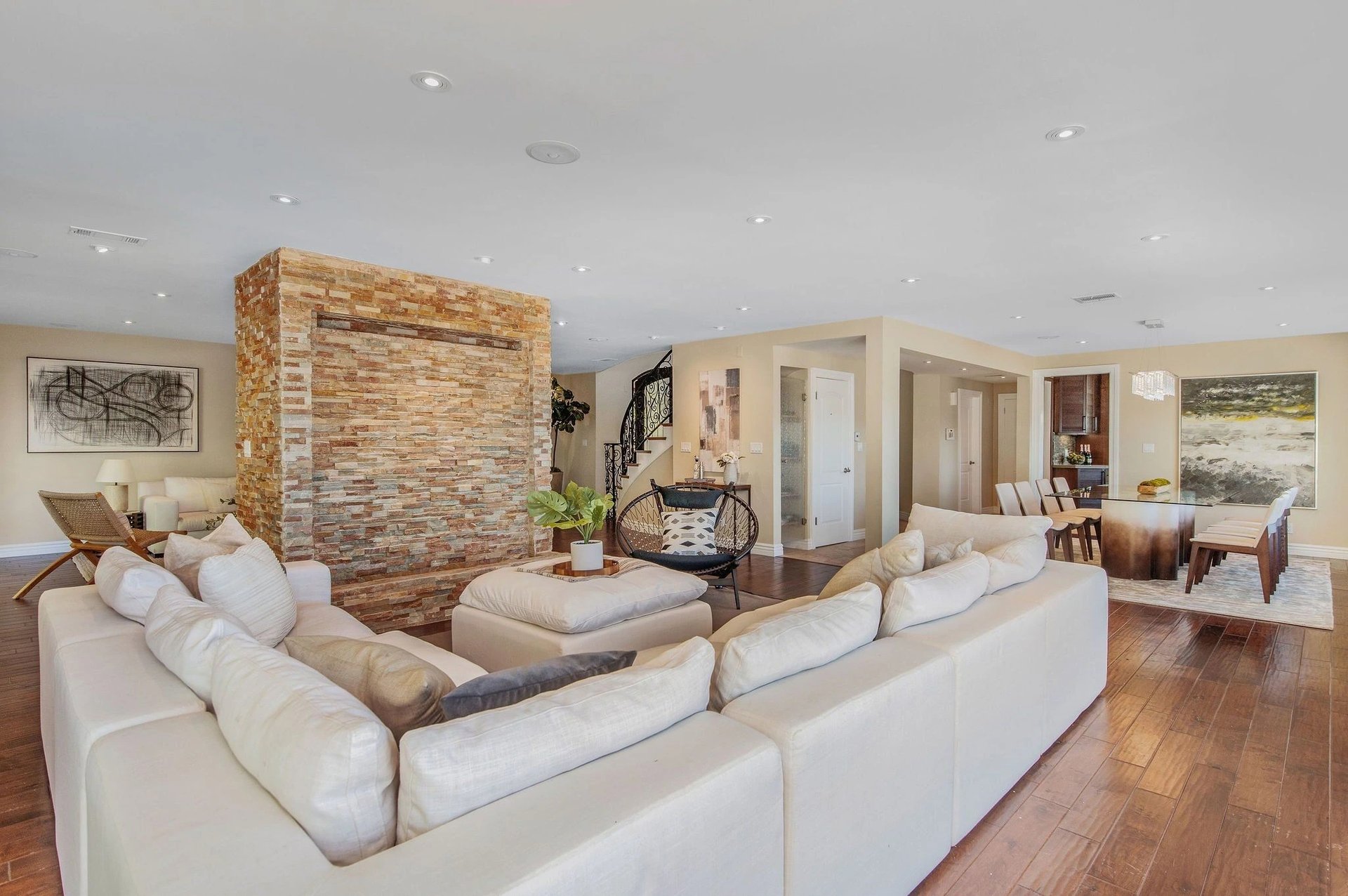 825 Linda Flora Dr