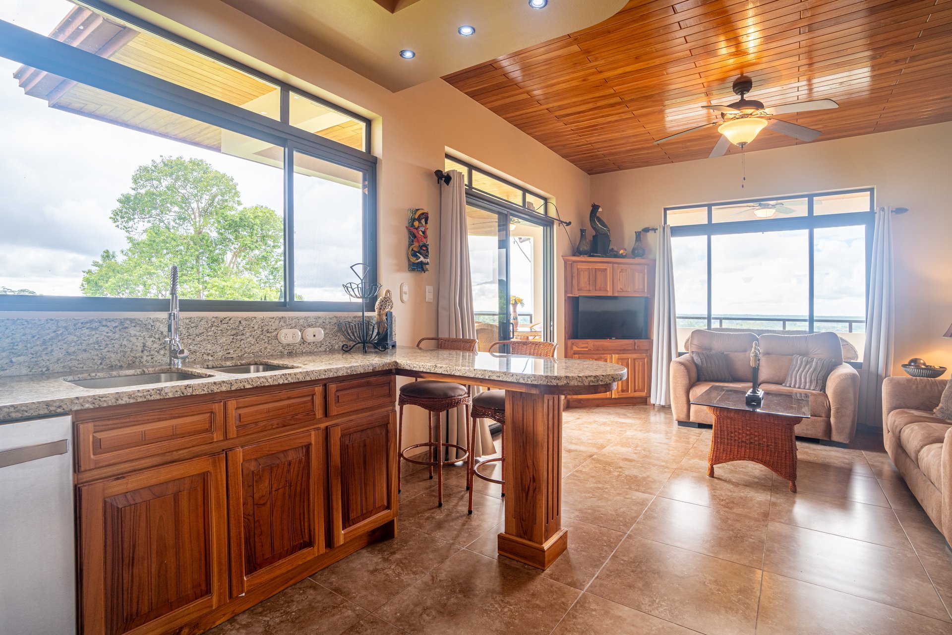 OSA Golf -  2 bed 2 bath Penthouse Condo! With Golf Membership