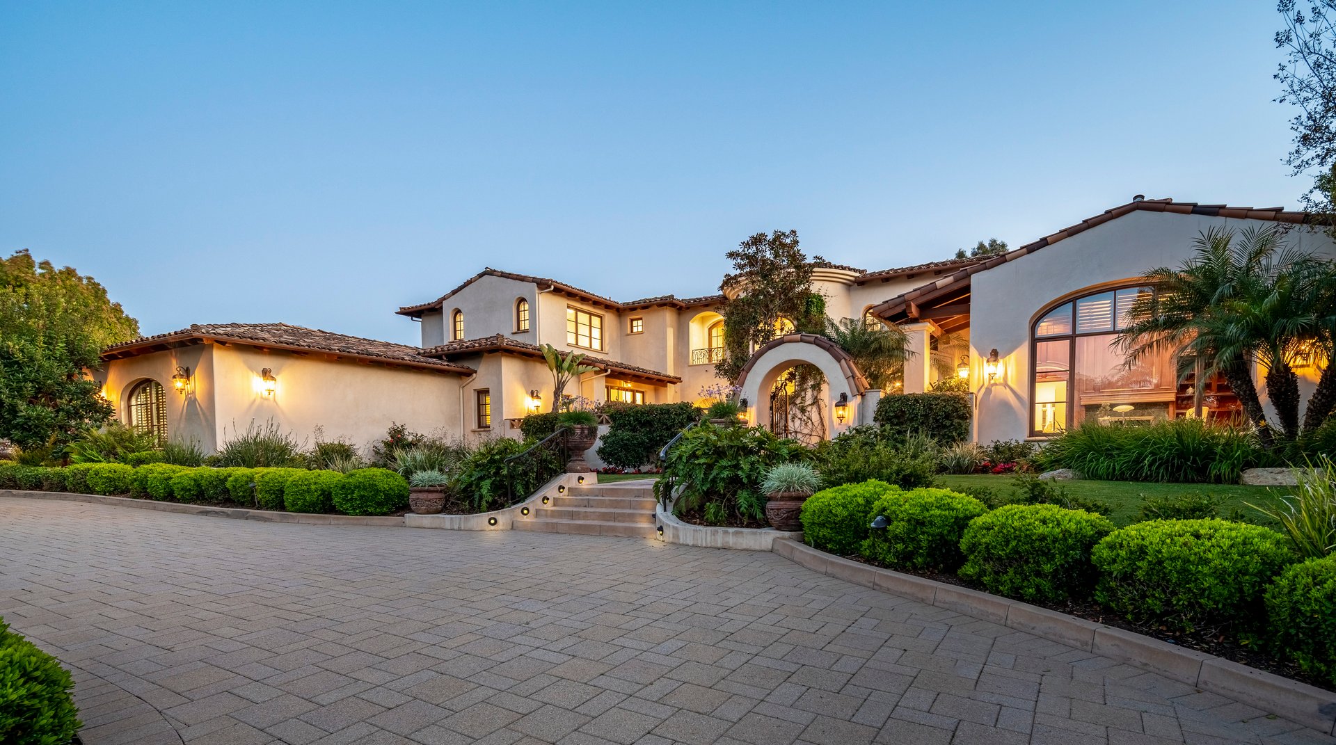 Luxury Living Redefined: Executive Rental in The Bridges