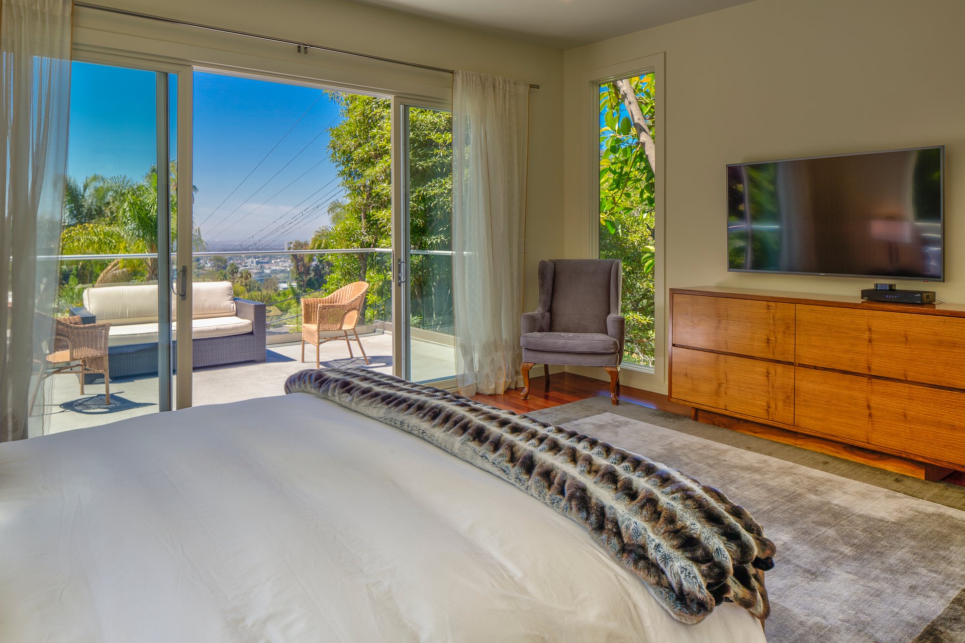 1588 N Doheny Dr