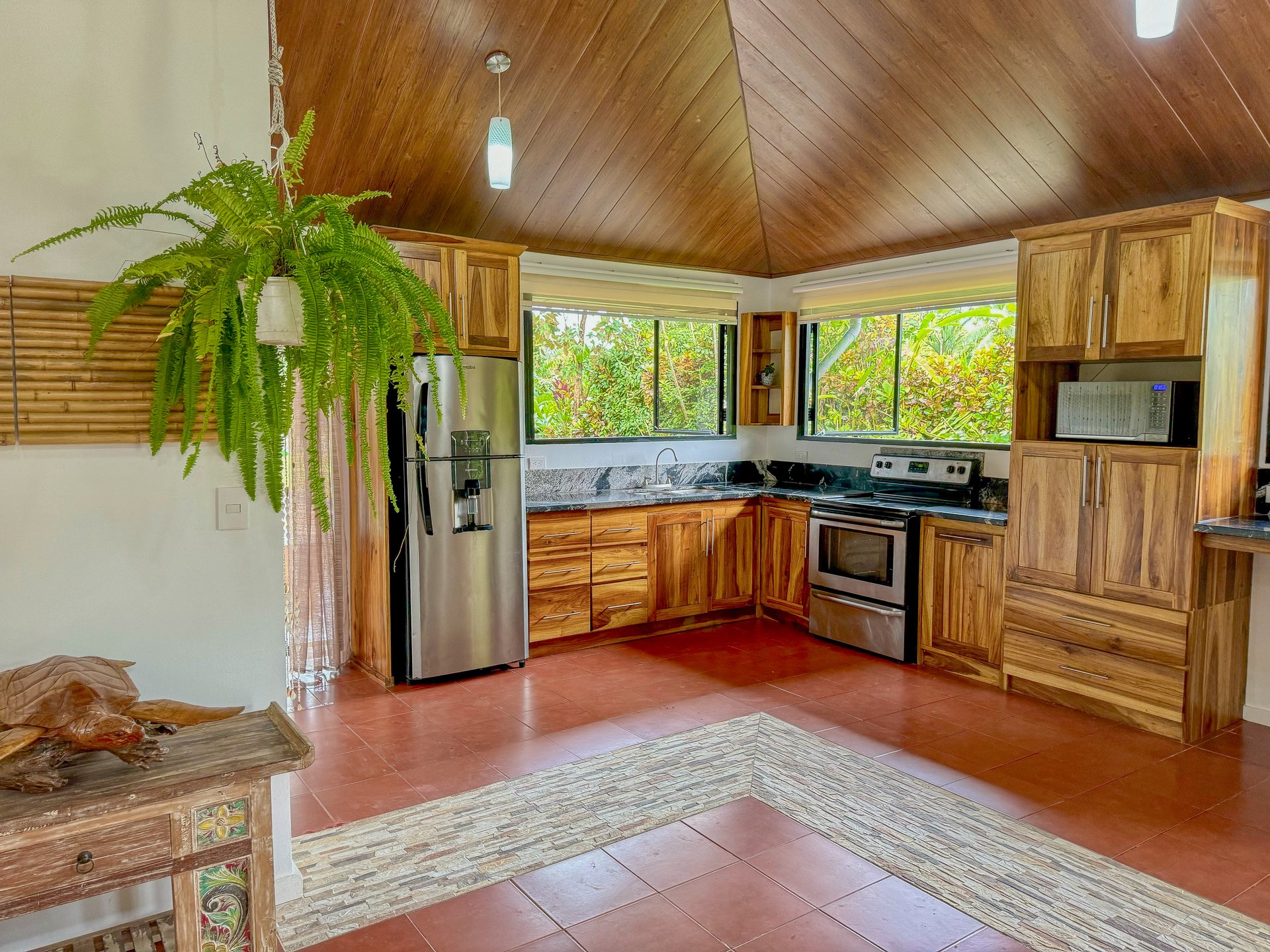 Contemporary 3-bed home surrounded by Uvita’s services and amenities but just a short stroll to tropical beaches