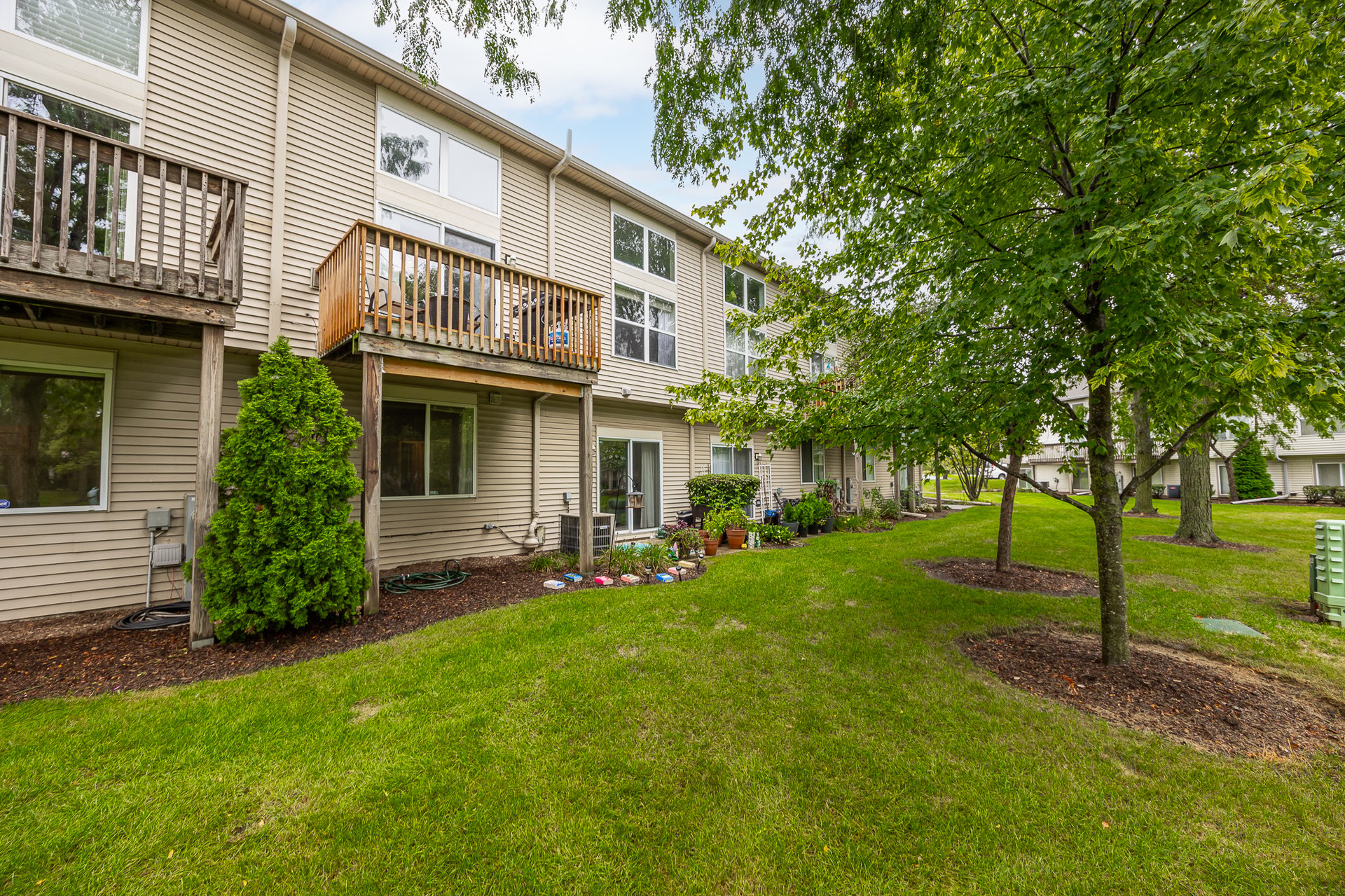 347 Gladstone Ln