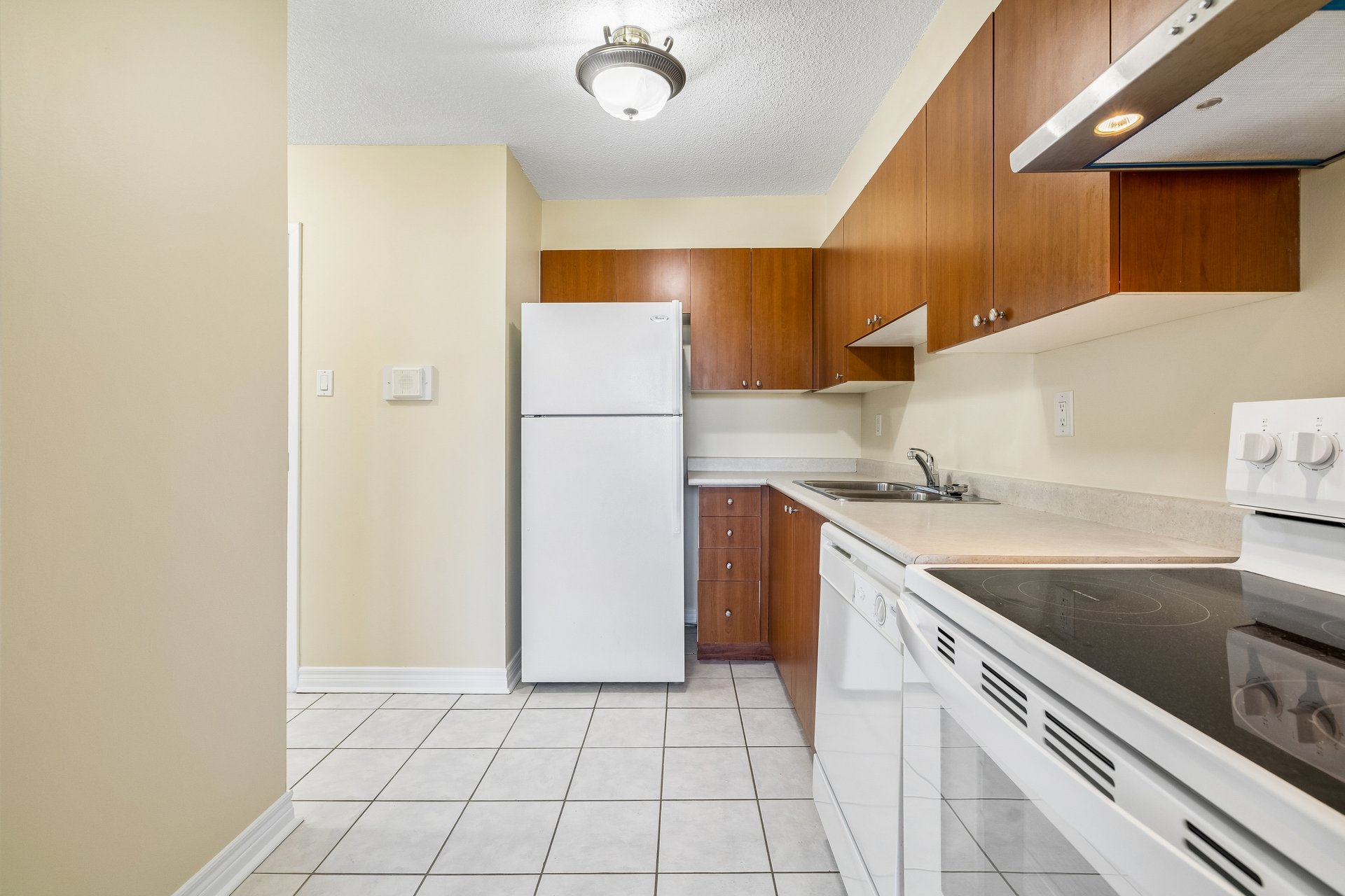Bright and spacious studio apartment in great location