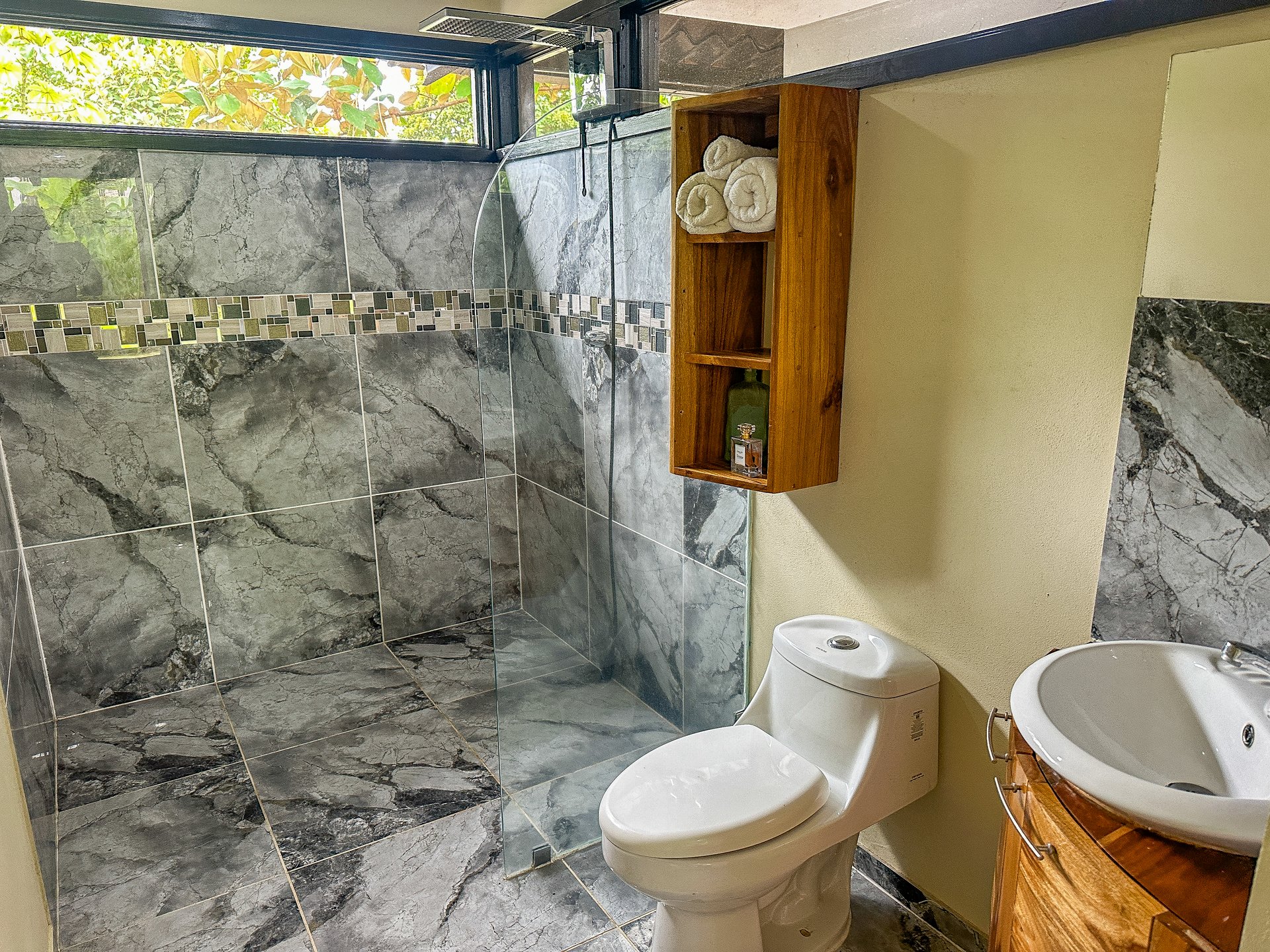 Contemporary 3-bed home surrounded by Uvita’s services and amenities but just a short stroll to tropical beaches