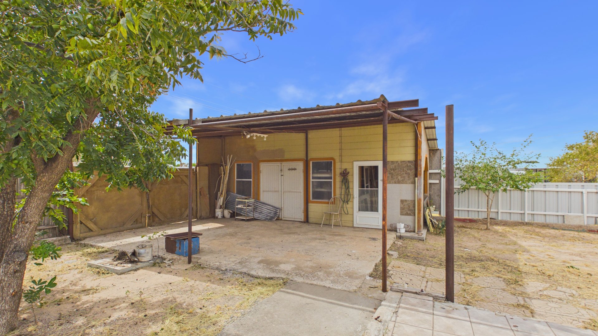 600 W 6th St