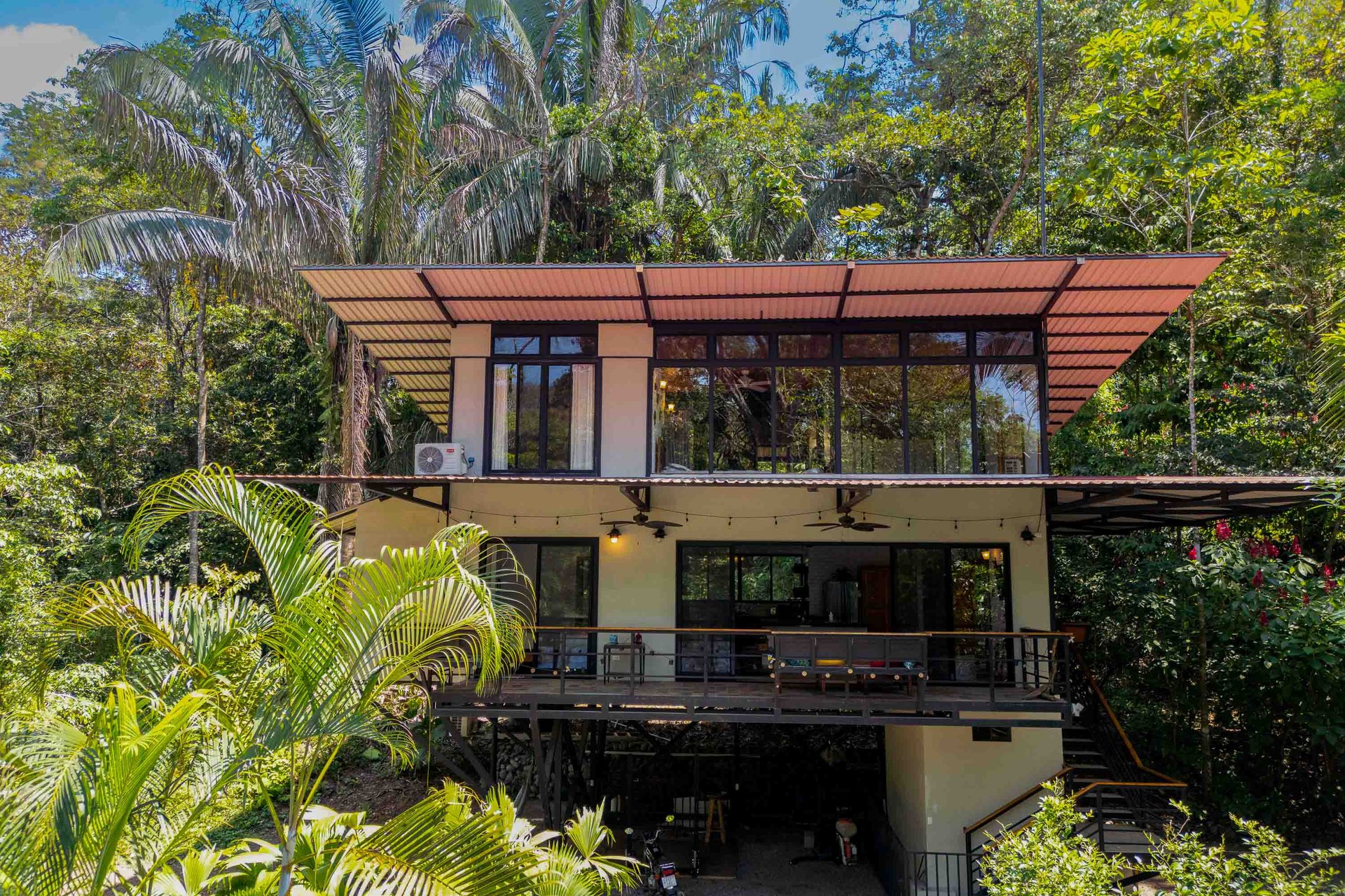 Tropical 3-bedroom home in gated community Manuel Antonio, Perfect rental!