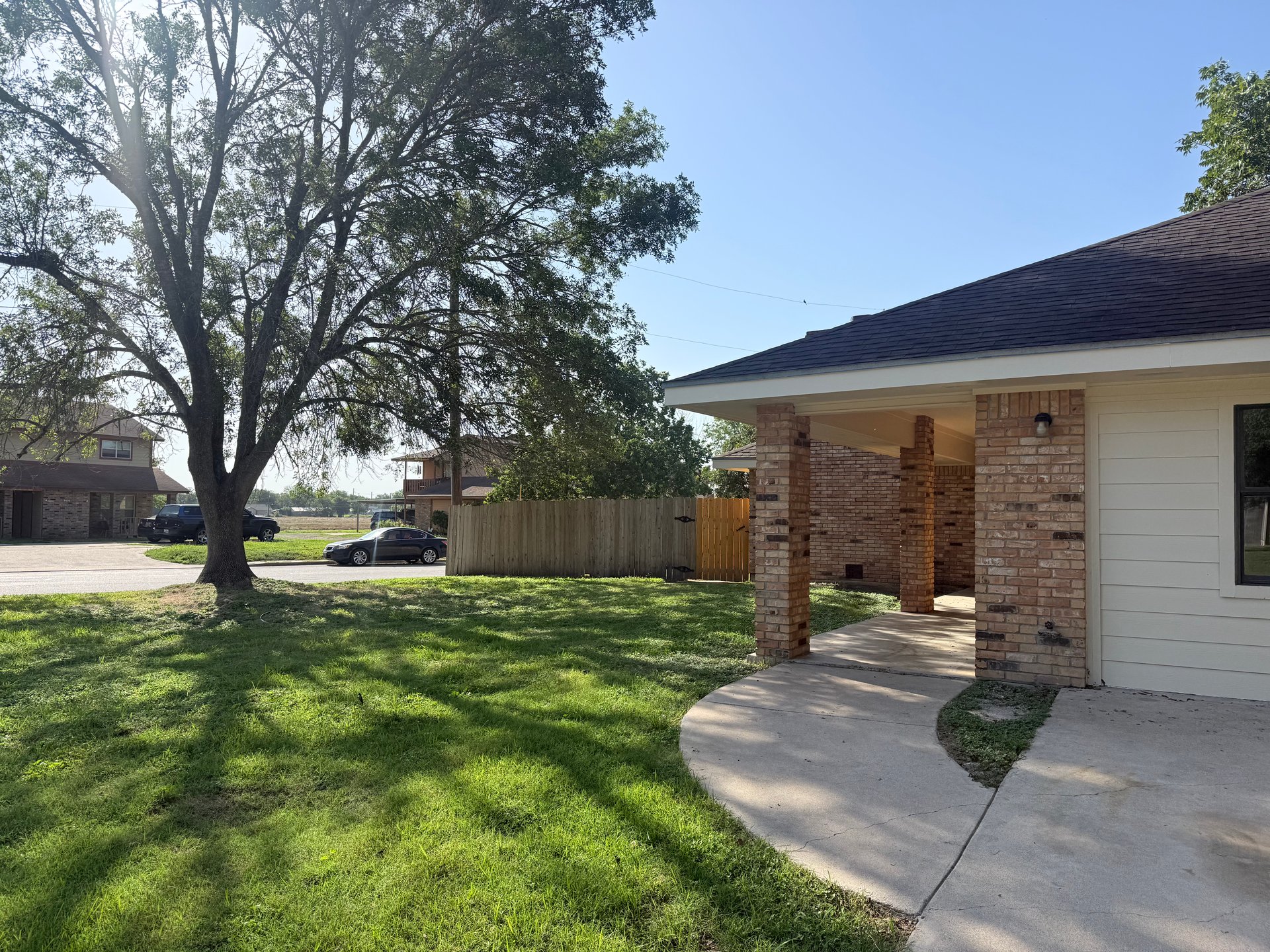 833 Ross Cir