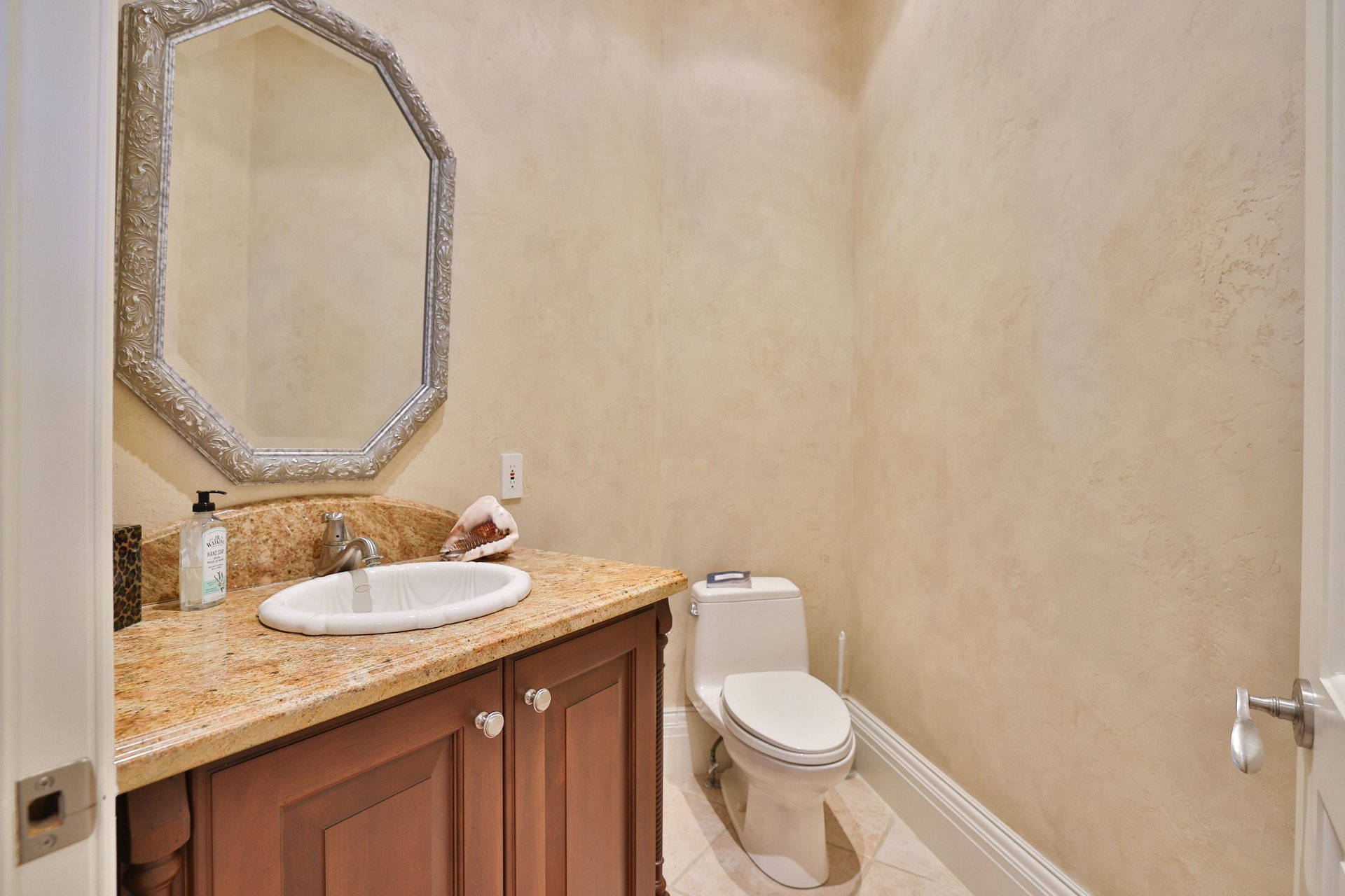 872 Whittier Cres