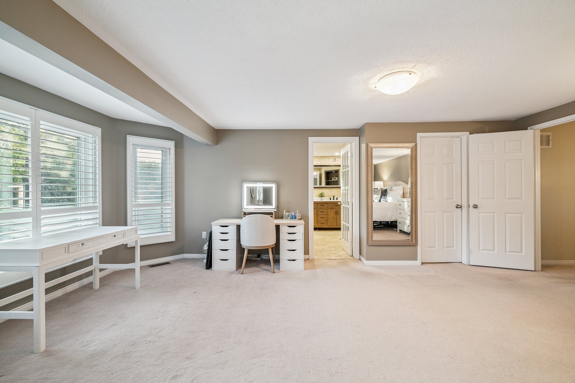 Impressive Home on Ravine Lot in Glen Abbey